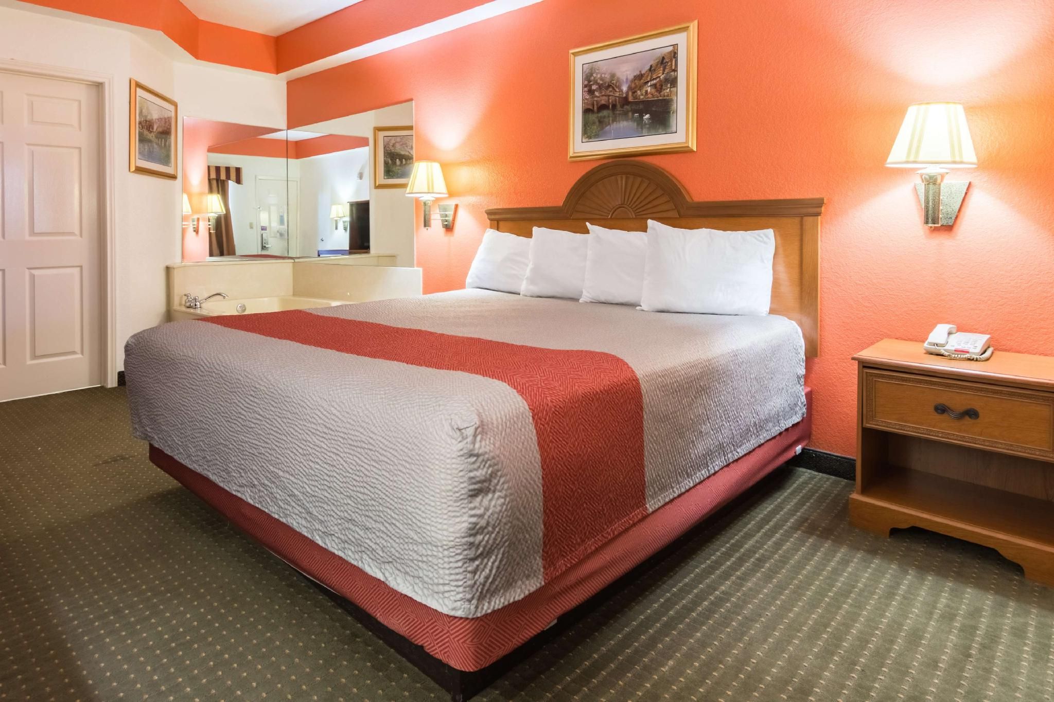1 King Bed | Non-Smoking, Kitchen