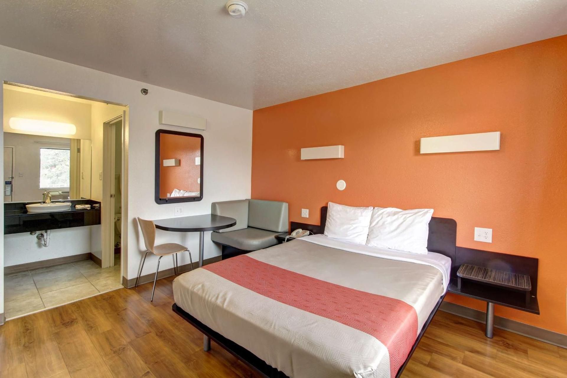1 QUEEN BED | NON-SMOKING