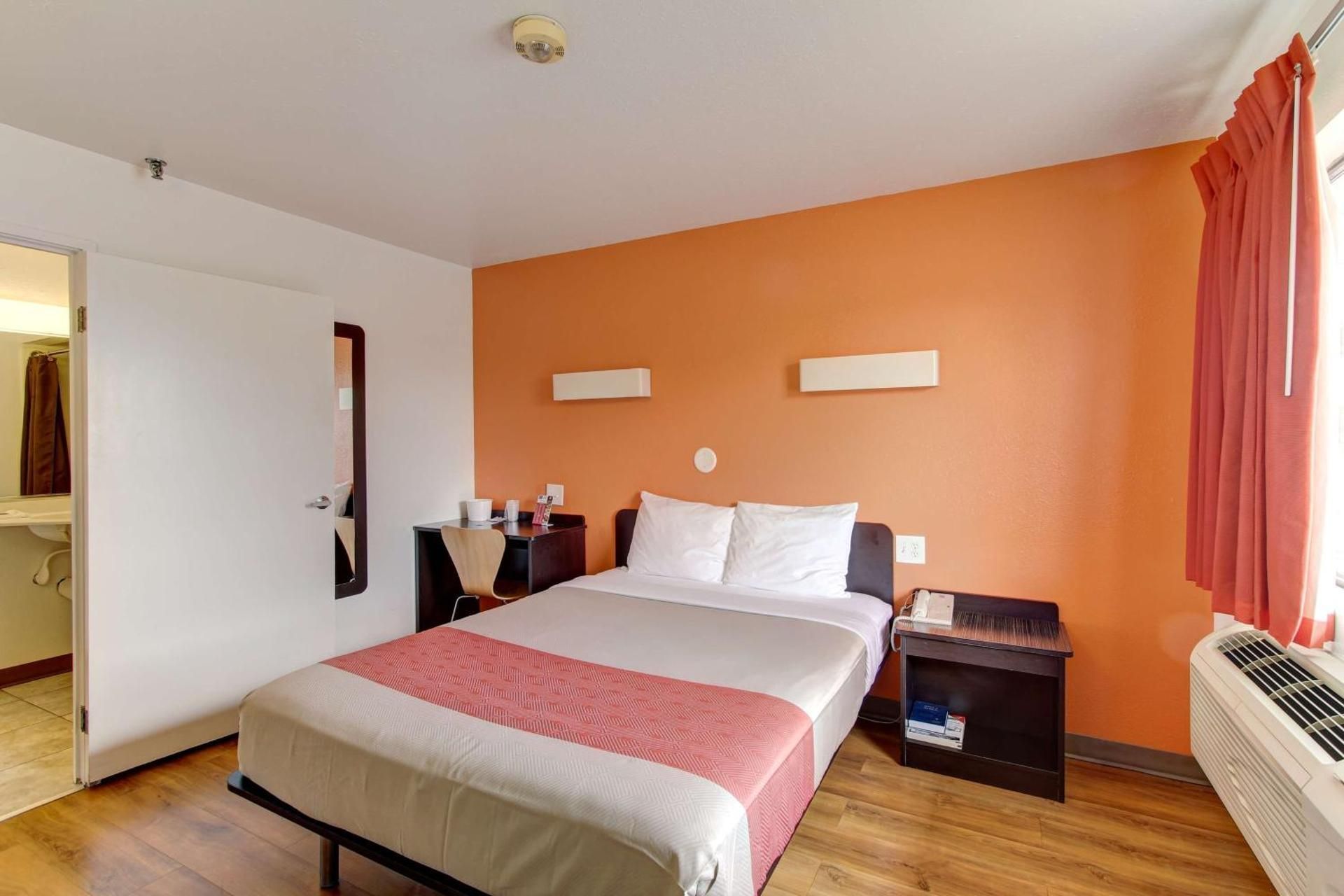 Deluxe Queen Room - Non-Smoking