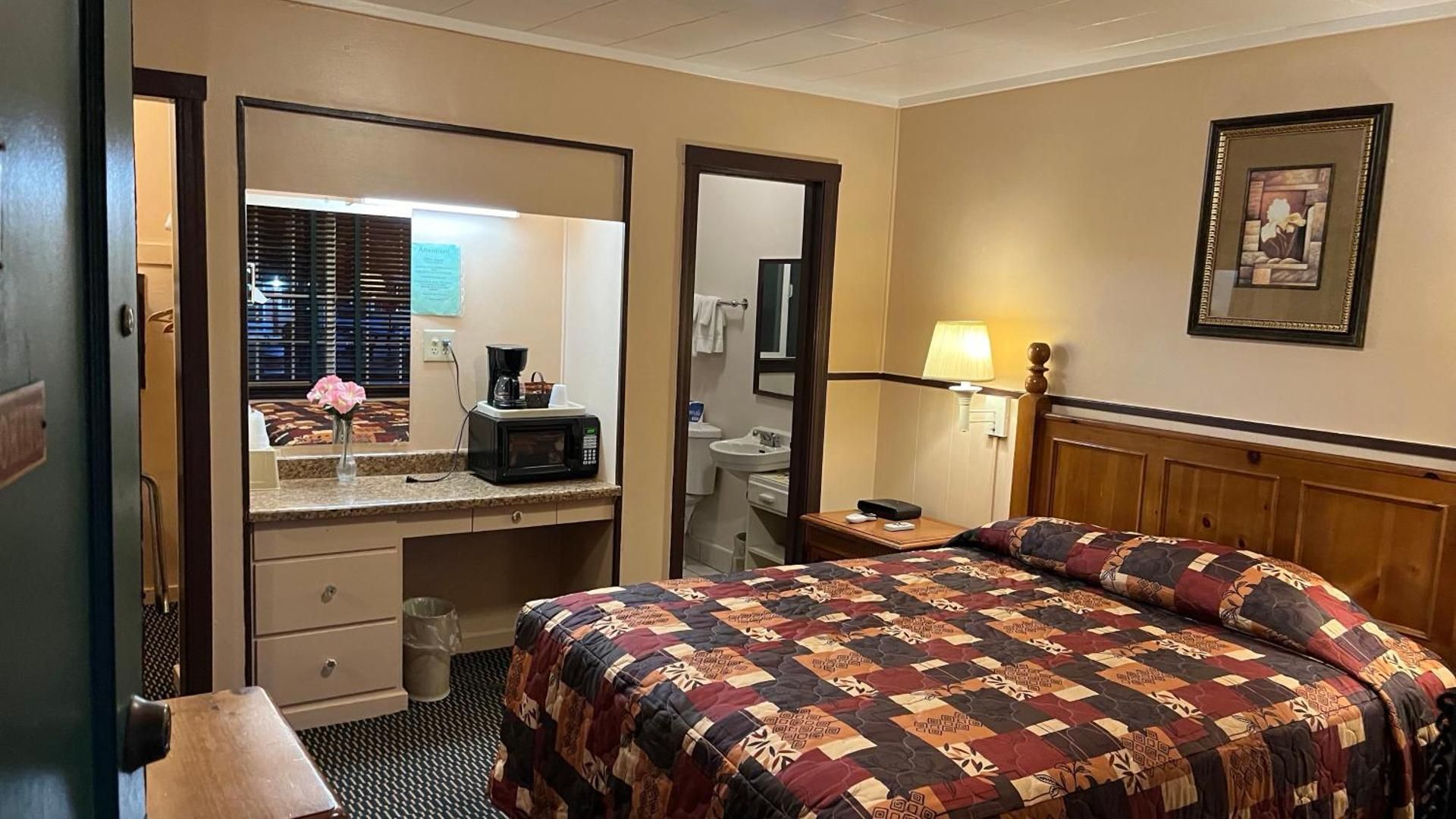 1 Queen Bed Nonsmoking