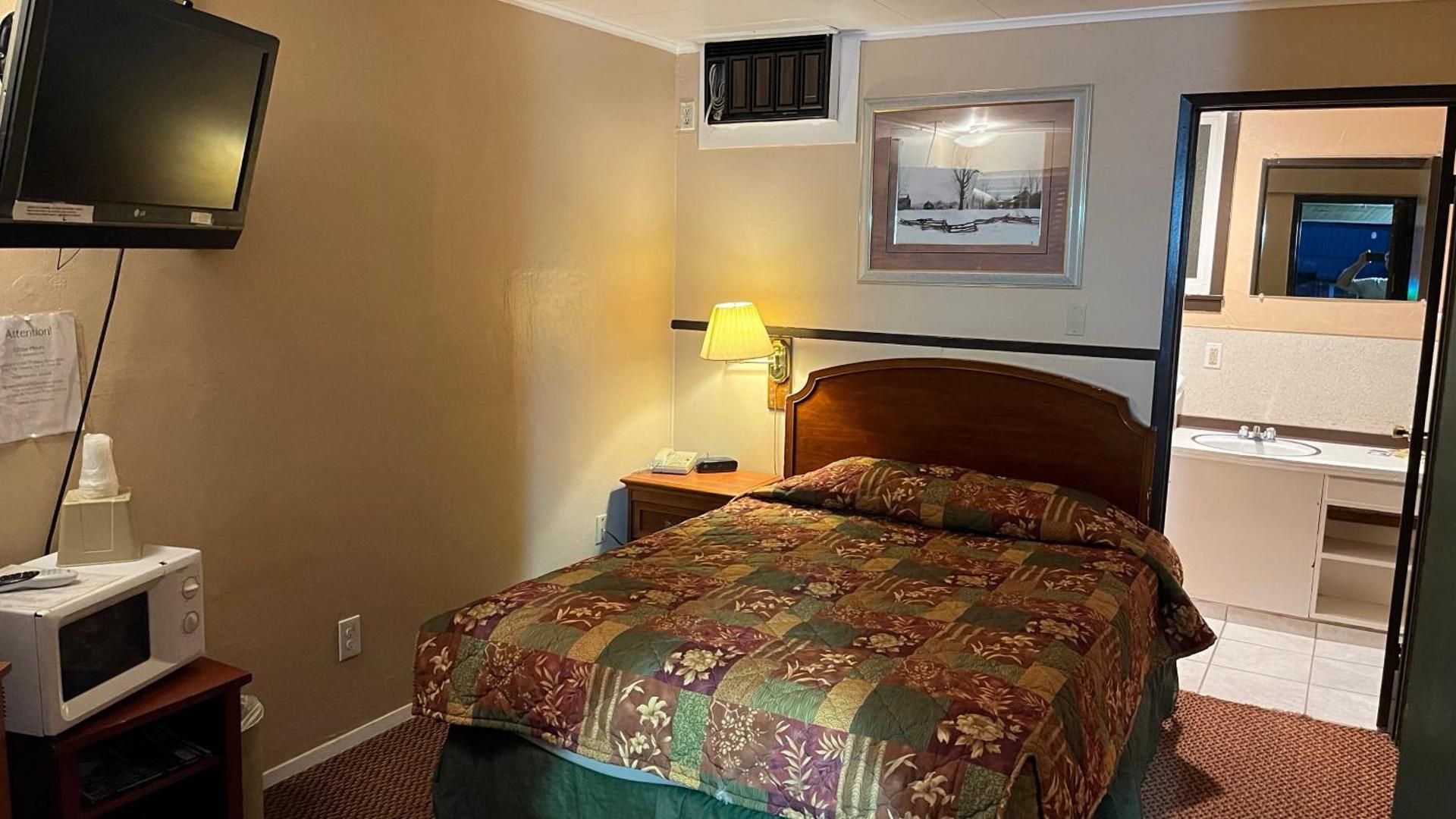 1 Queen Bed Nonsmoking