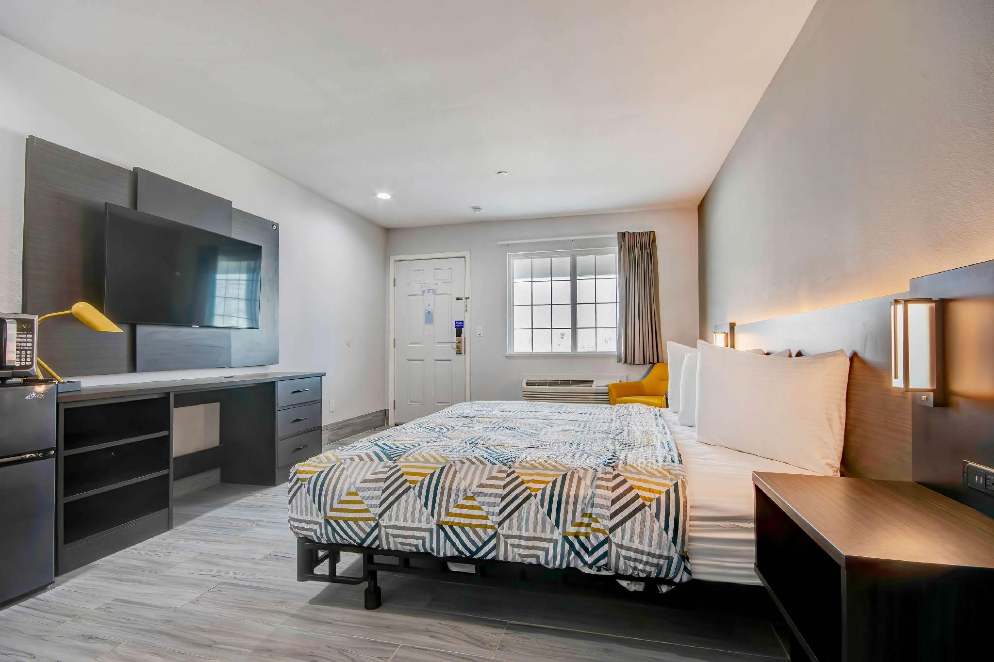 1 King Bed | Mobility Accessible RI Shower Nsmk