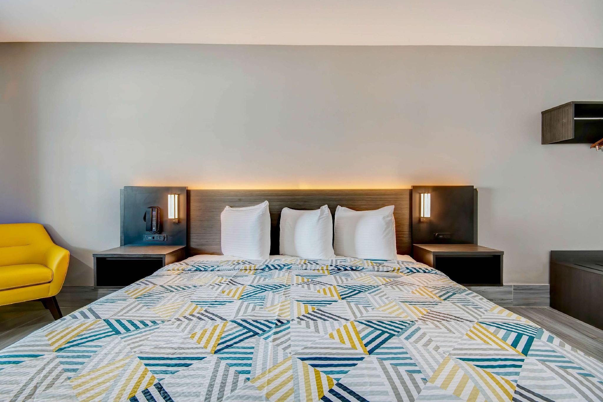 1 King Bed | Mobility Accessible RI Shower Nsmk