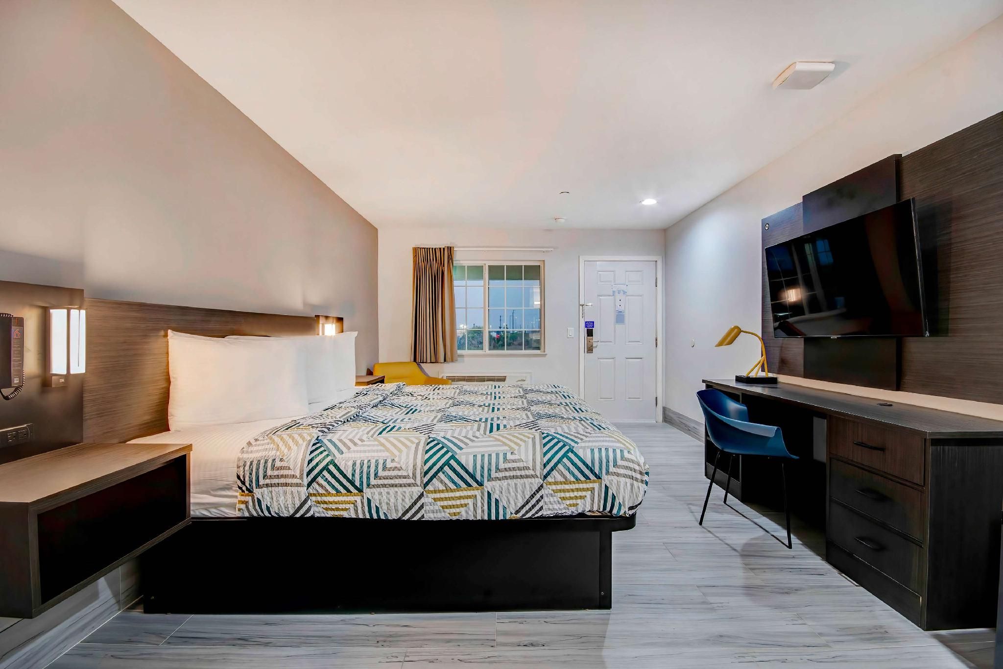 Motel 6 Aransas Pass, TX 1 King Bed | Non-Smoking