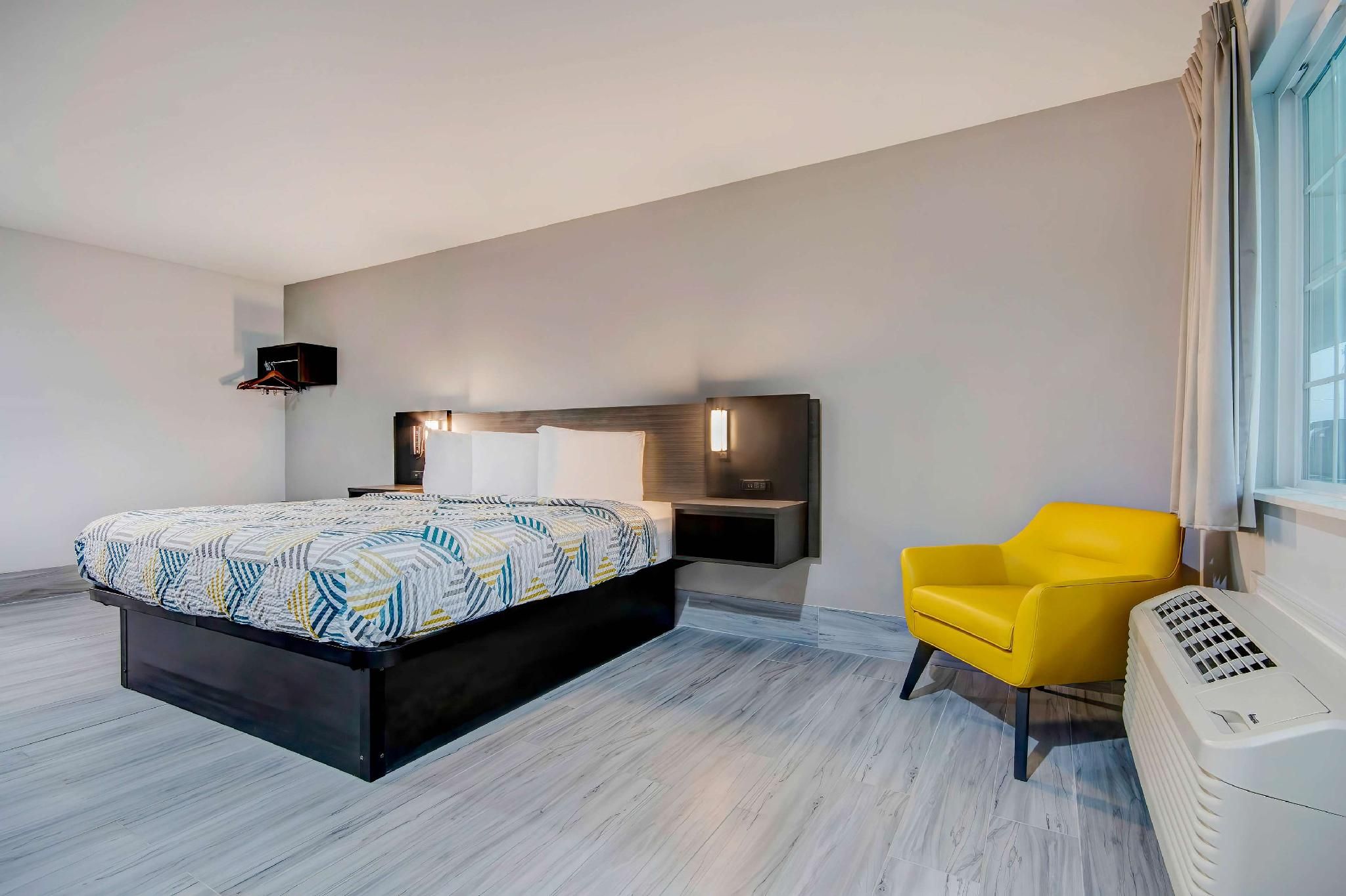 Motel 6 Aransas Pass, TX 1 King Bed | Non-Smoking 2