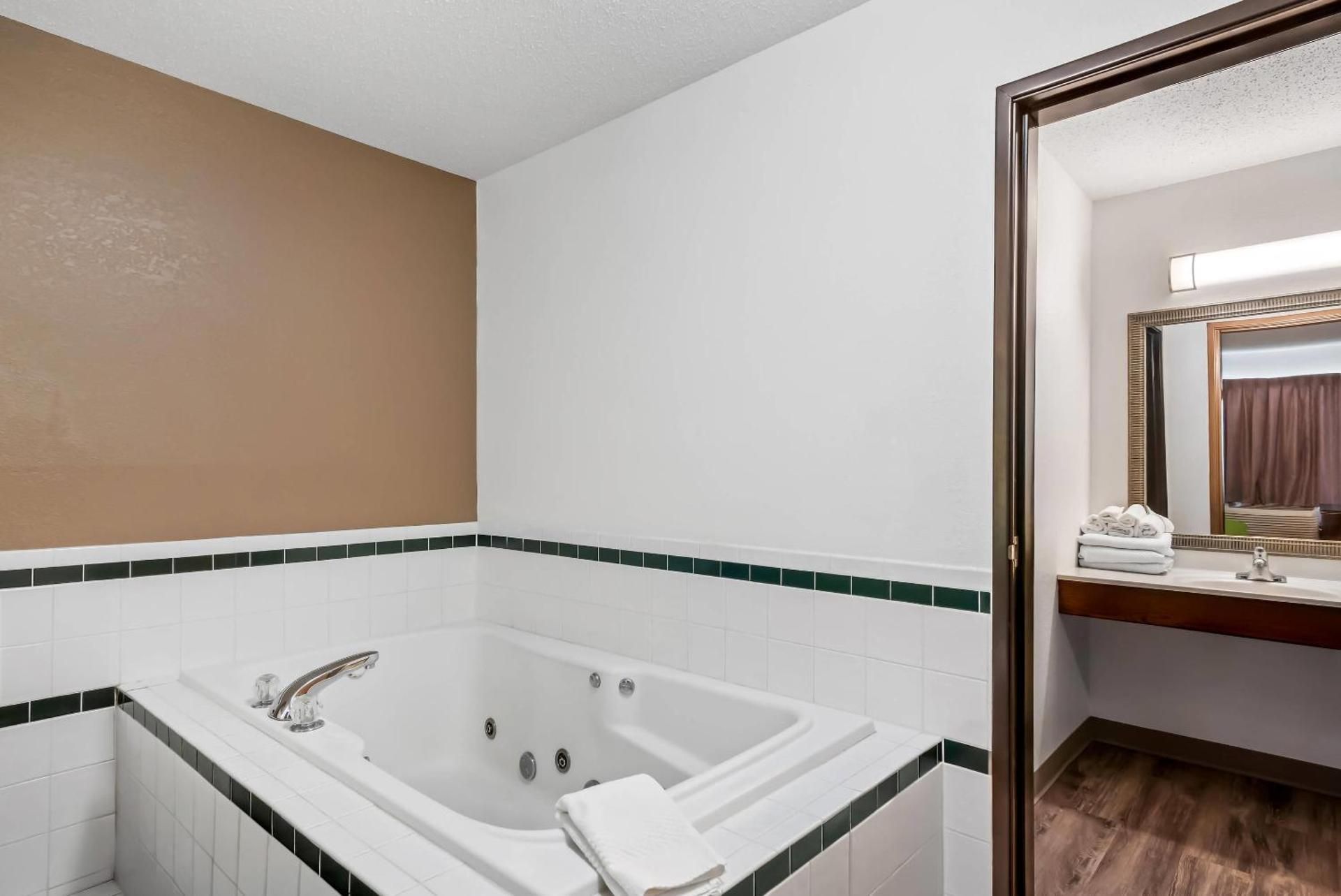 King Room with Sofa Bed and Whirlpool - Non-Smoking