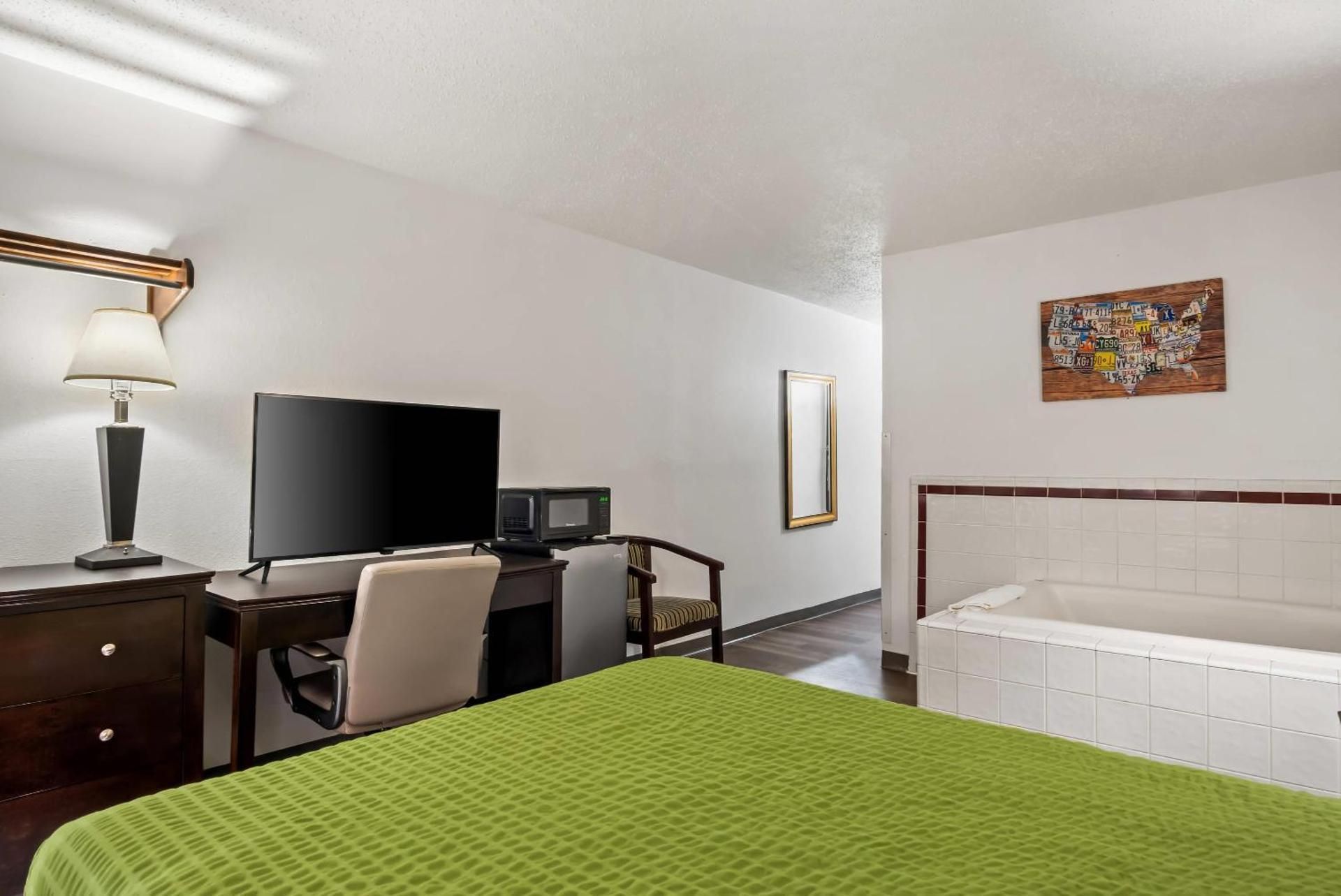 Queen Room with Whirlpool - Non-Smoking
