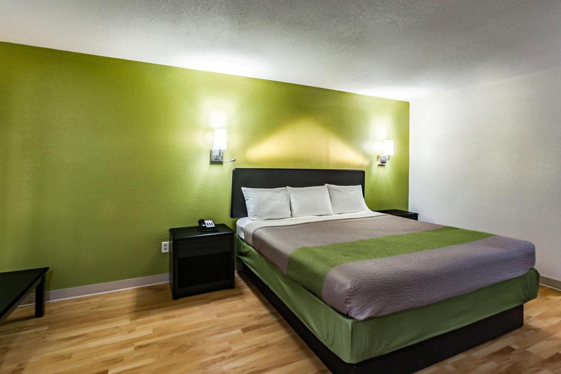 Motel 6 Augusta, KS Deluxe King Room - Non-Smoking 2