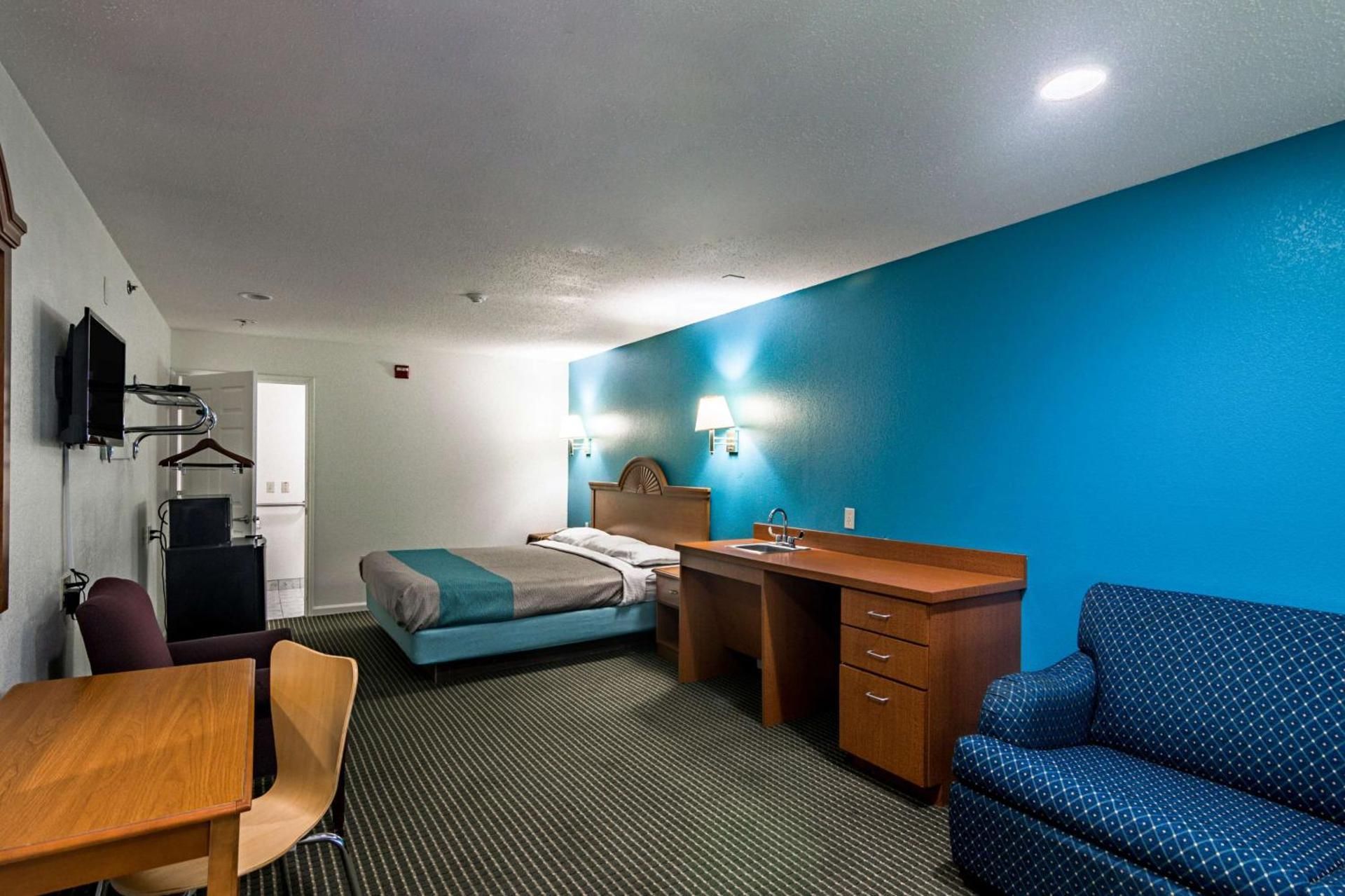 Motel 6 Azle, TX King Room - Disability Access - Non-Smoking 2