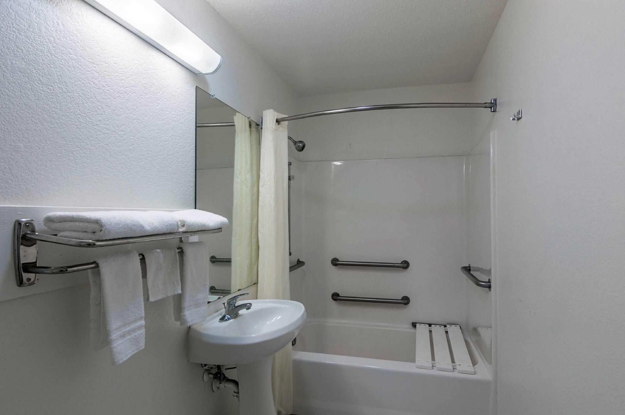 Motel 6 Azle, TX 1 King Bed | ACCESSIBLE, NON-SMOKING 3