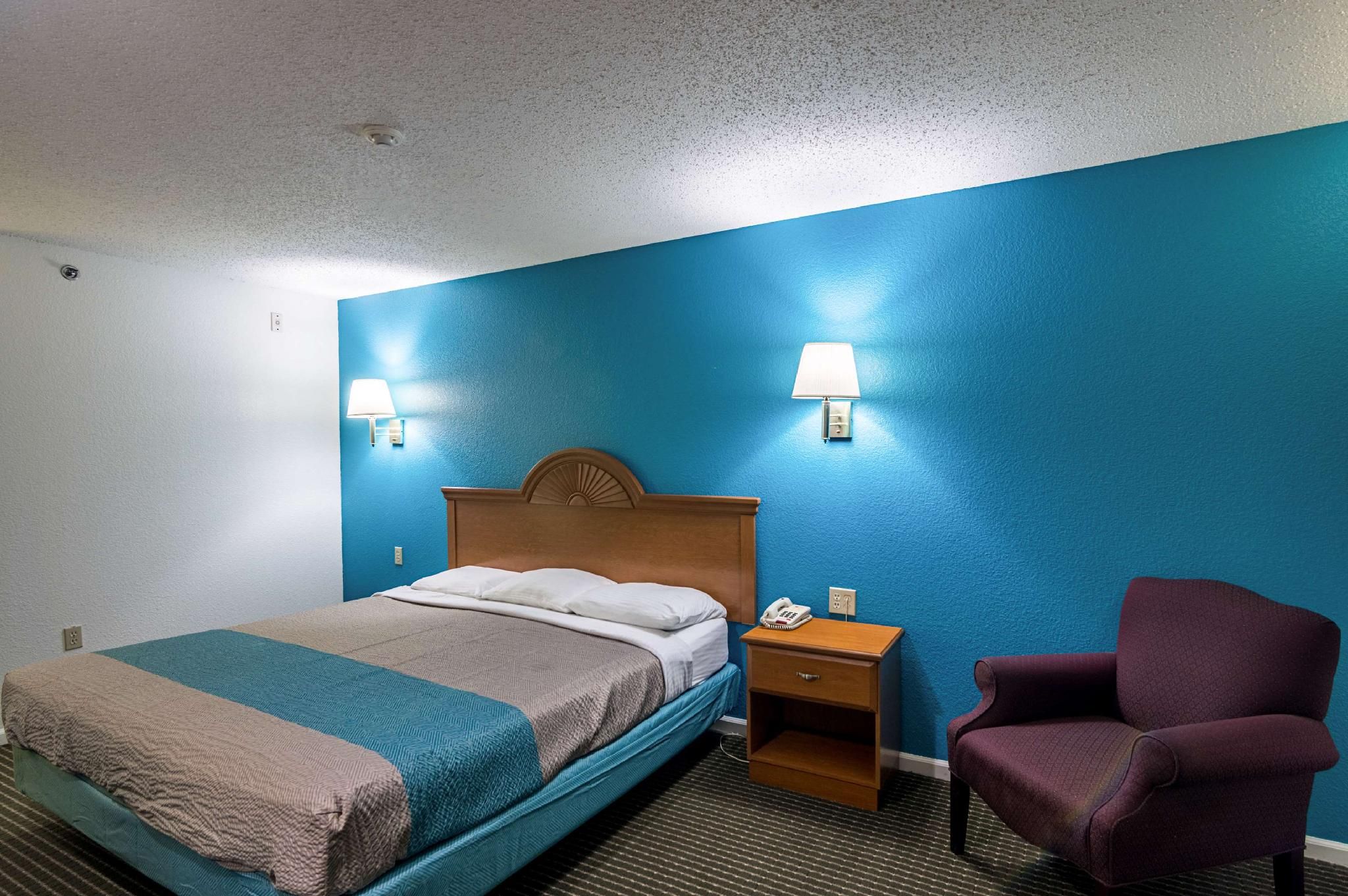 Motel 6 Azle, TX 1 King Bed | ACCESSIBLE, NON-SMOKING