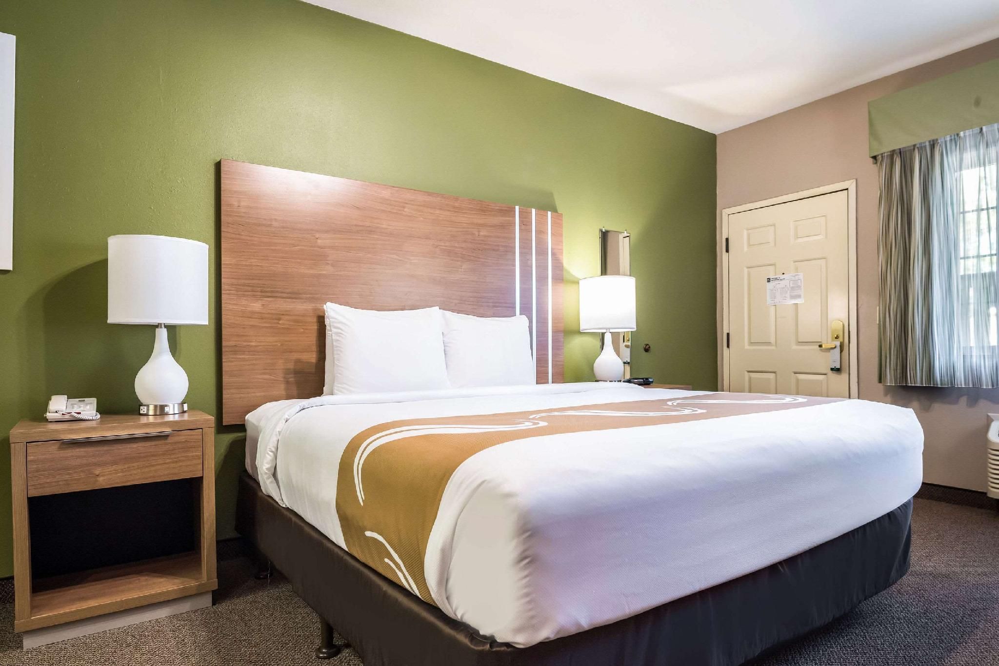 1 King Bed, Nonsmoking