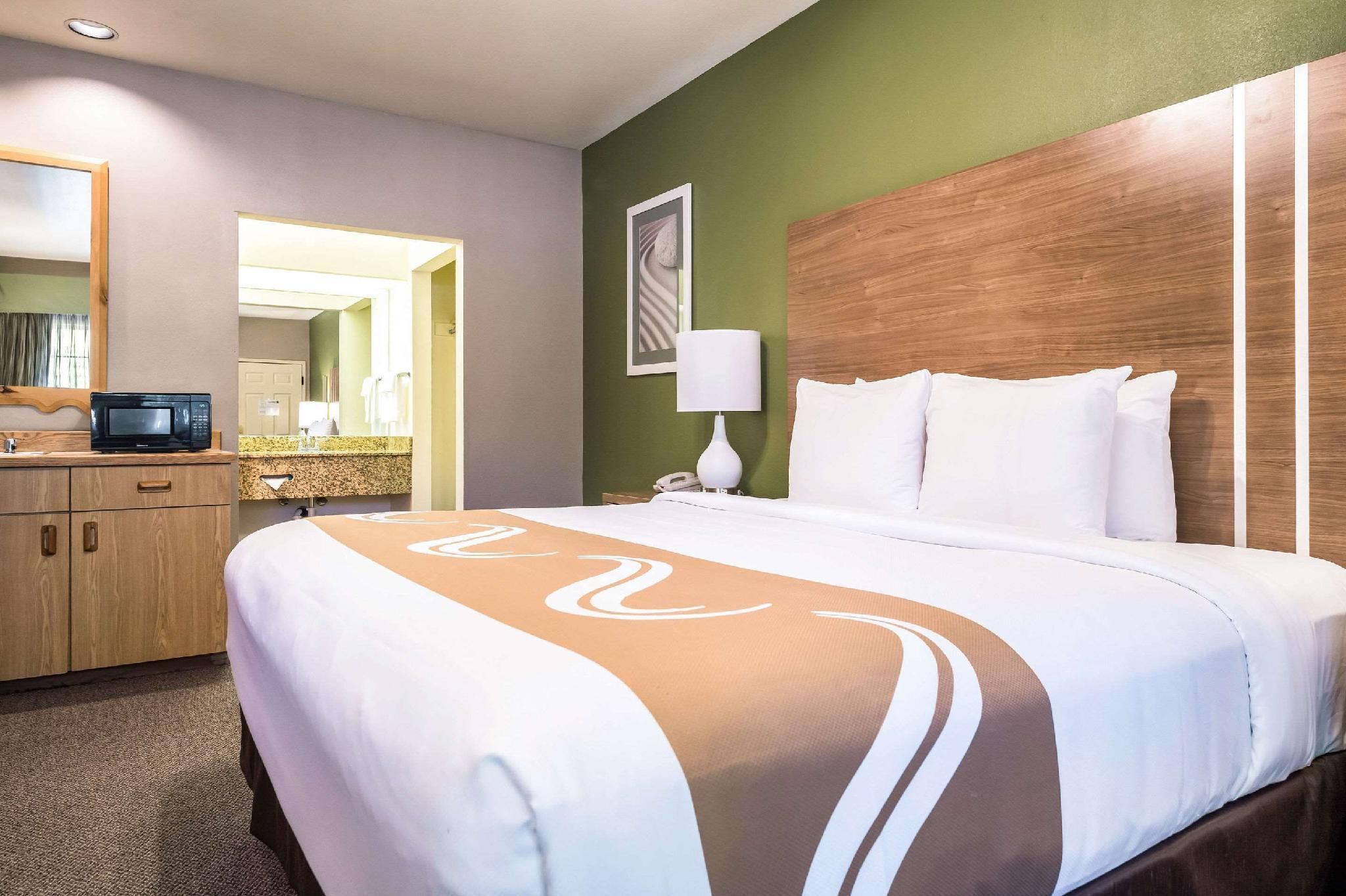 1 King Bed, Nonsmoking