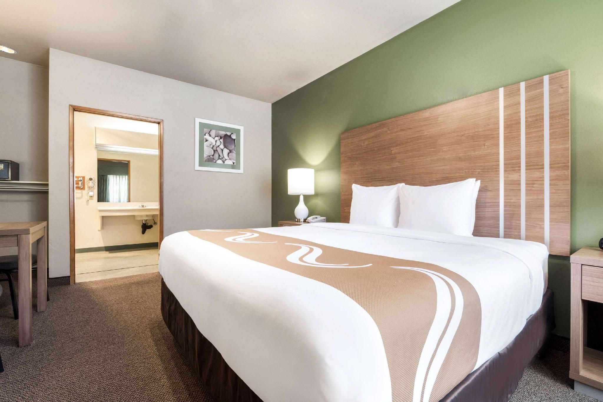 1 King Bed, Nonsmoking, Accessible