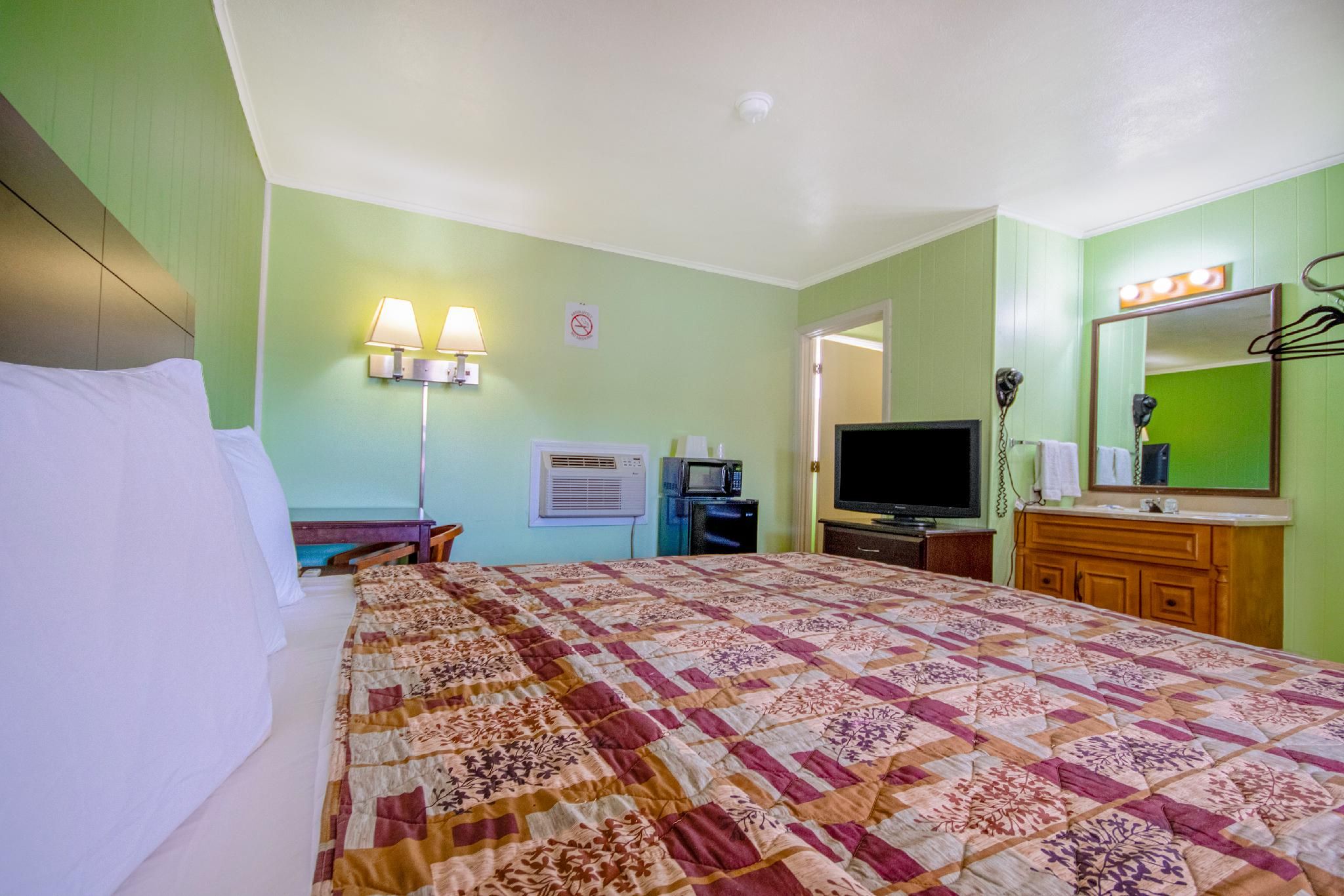 OYO Travelier Motel King Bed Non-Smoking