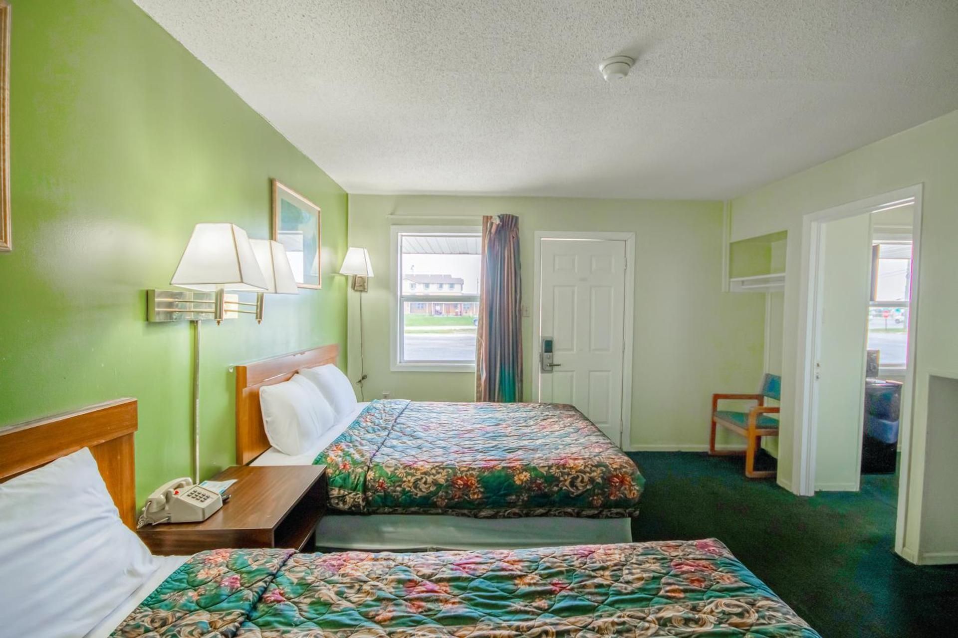 OYO Travelier Motel 3 Queen Bed