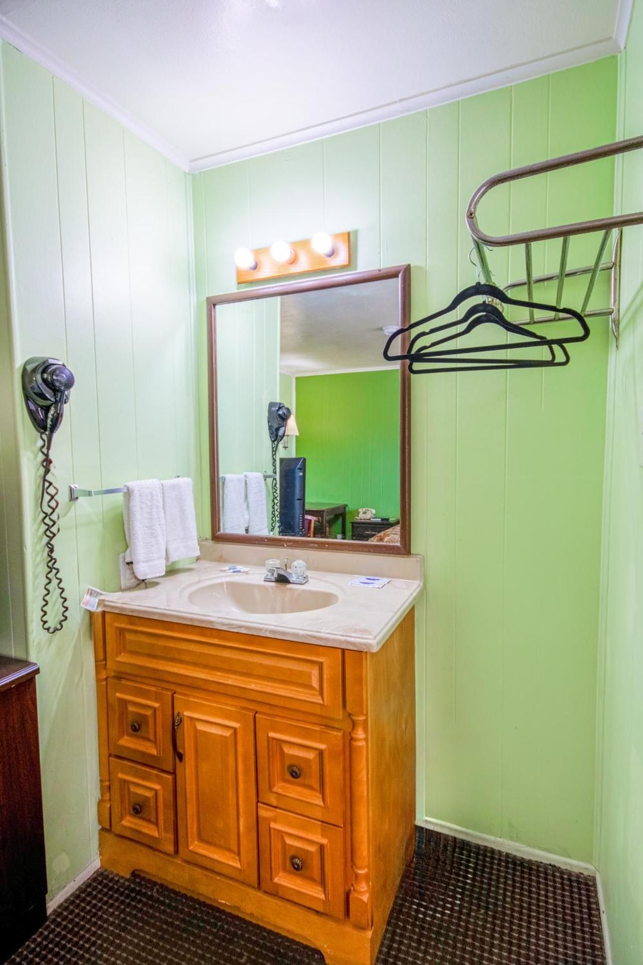 OYO Travelier Motel King Bed Non-Smoking 3