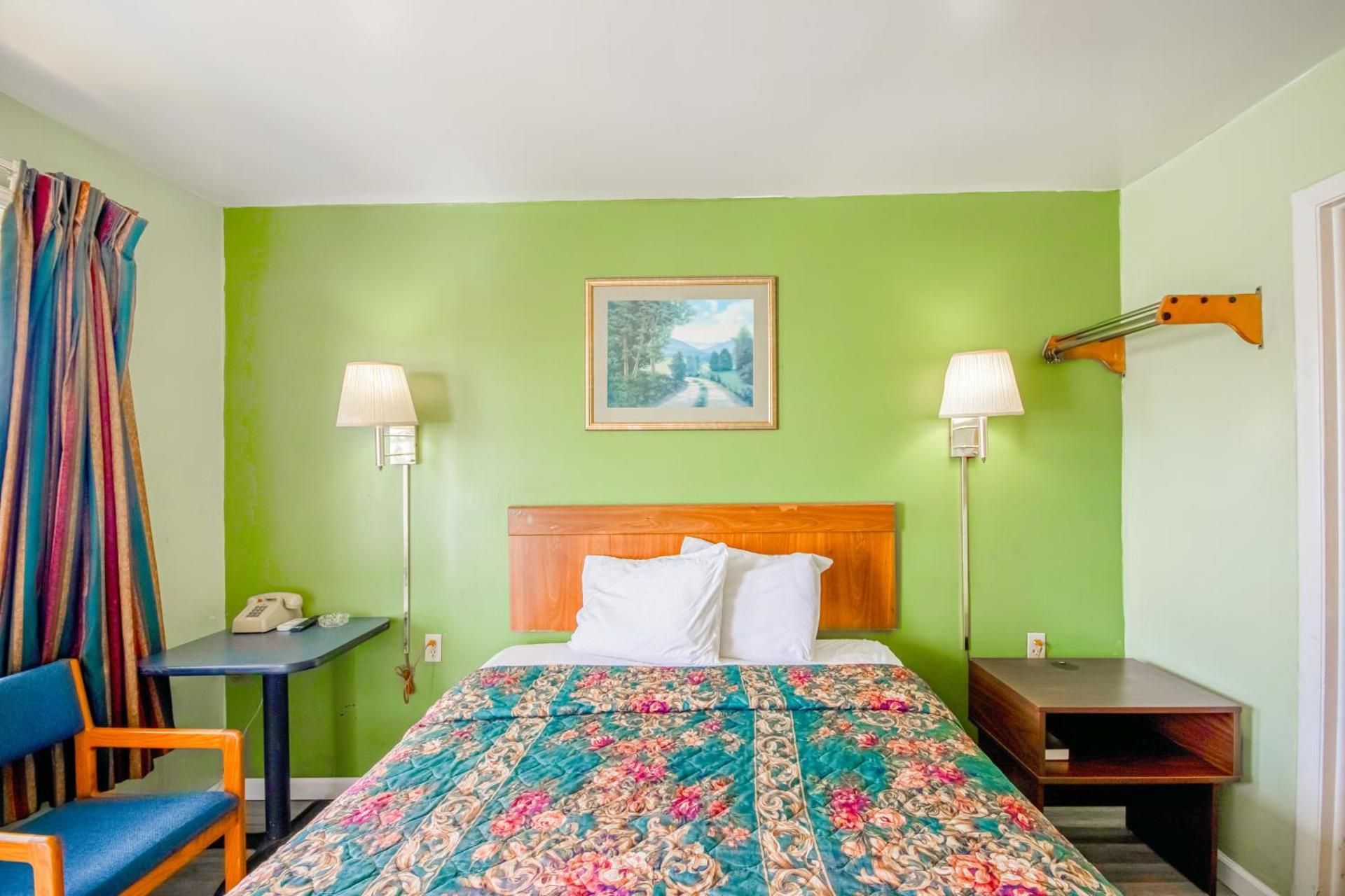 OYO Travelier Motel King Room - Smoking  2