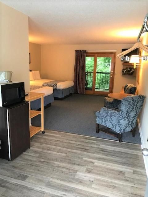 Queen Room with Two Queen Beds Creekside