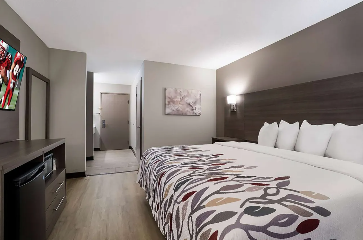 1 King Bed, Mobility Accessible Room, Bathtub w/ Grab Bars, Non-Smoking