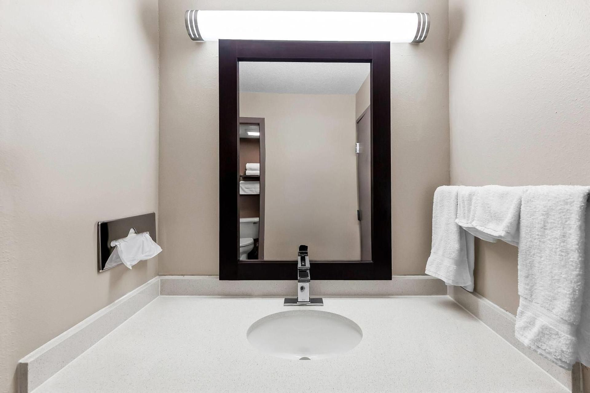 Super 8 by Wyndham Marston 2 Queen Beds, Non-Smoking 3