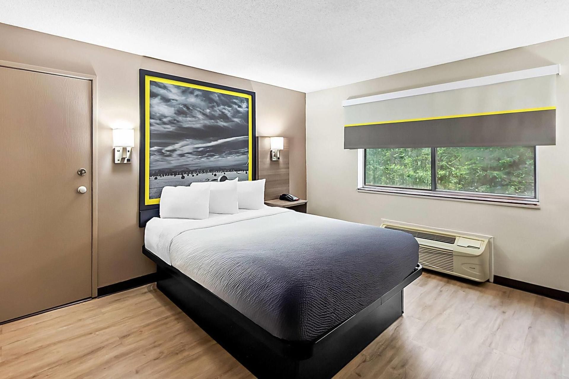 1 Queen Bed, Mobility Accessible Room, Roll-In Shower, Non-Smoking