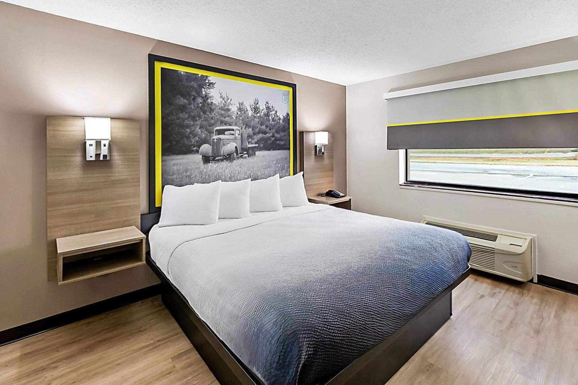 1 King Bed, Mobility Accessible Room, Bathtub w/ Grab Bars, Non-Smoking