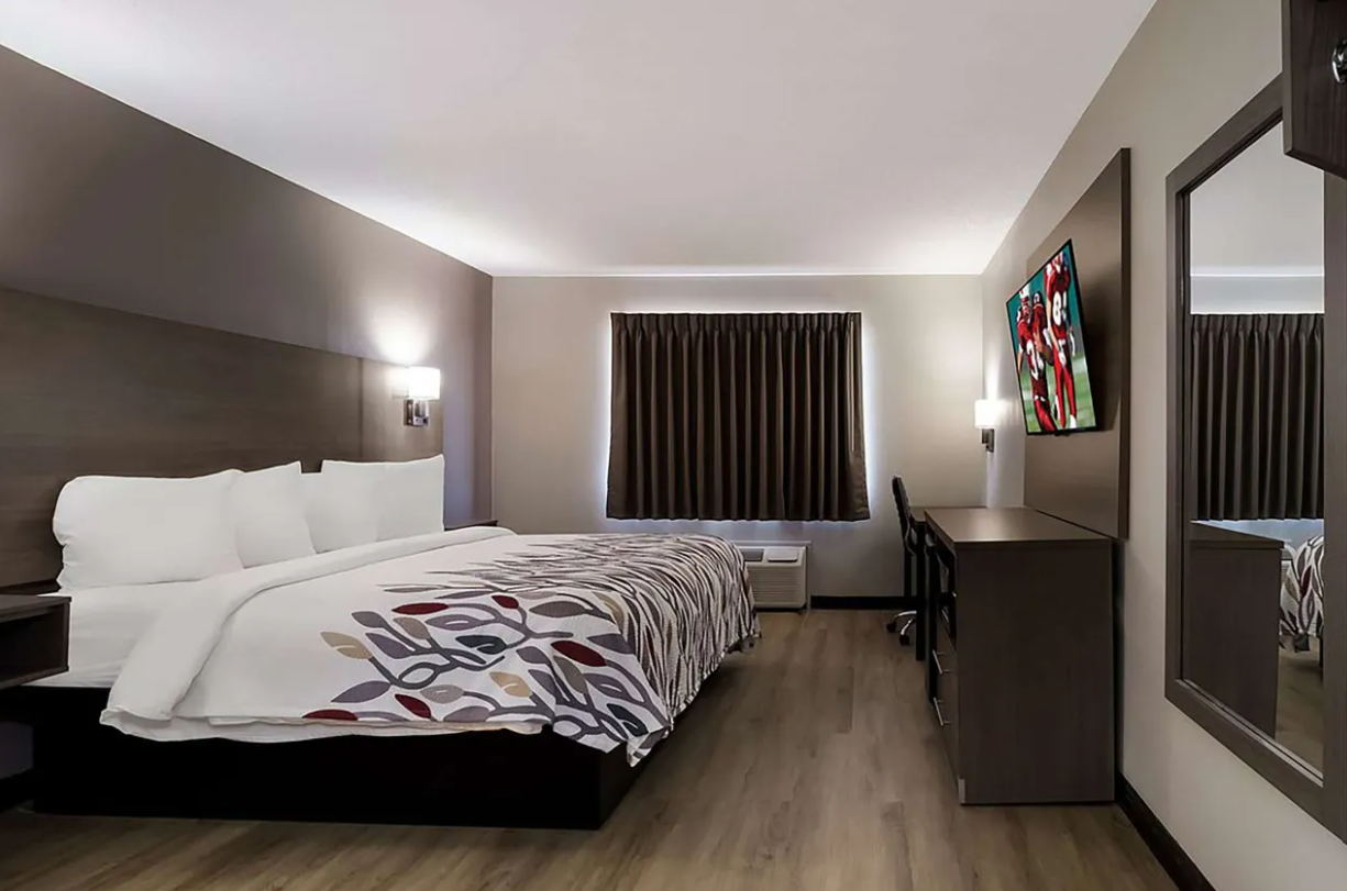 1 Queen Bed, Mobility Accessible Room, Roll-In Shower, Non-Smoking