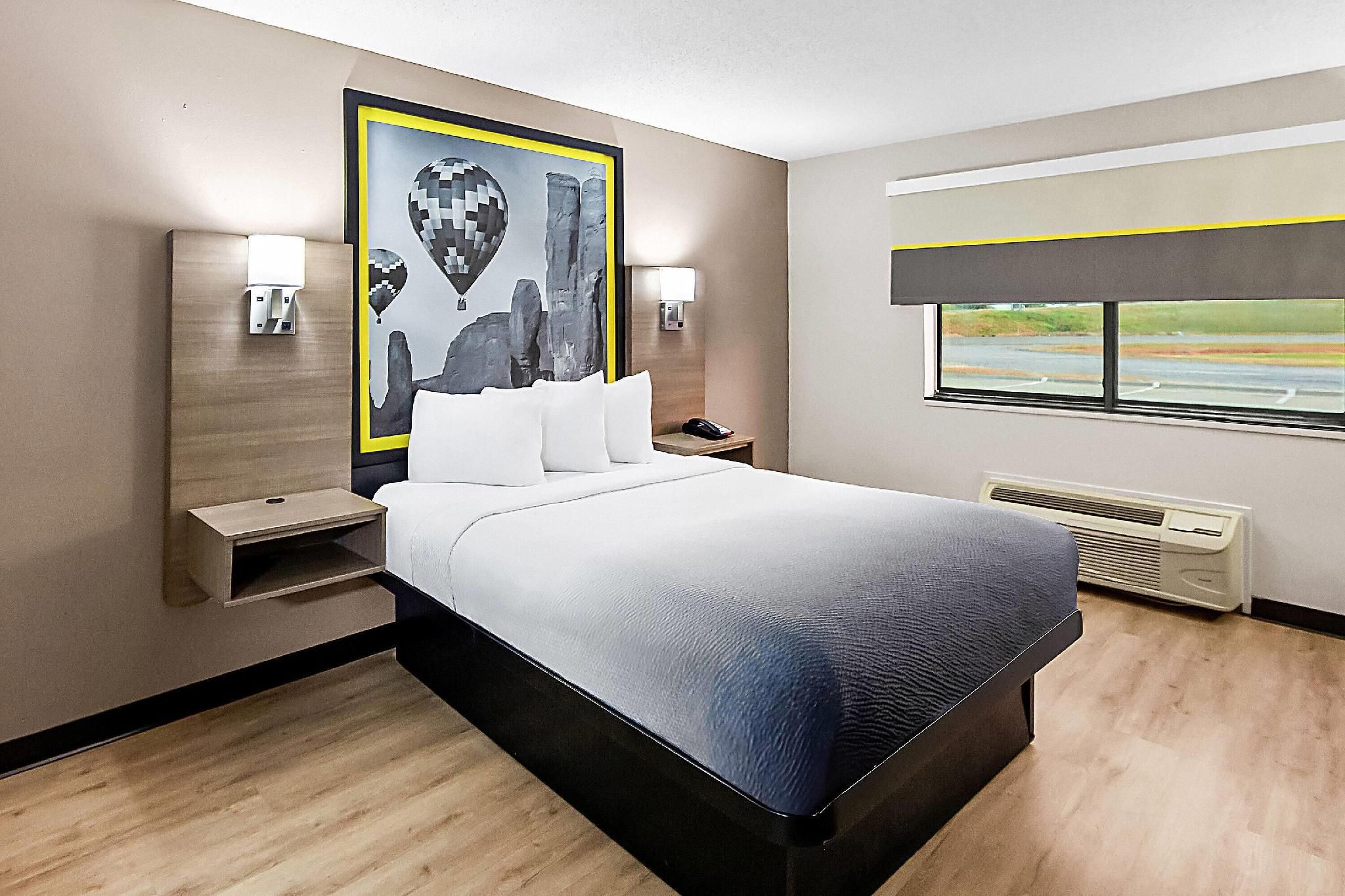 Super 8 by Wyndham Marston 1 Queen Bed, Non-Smoking