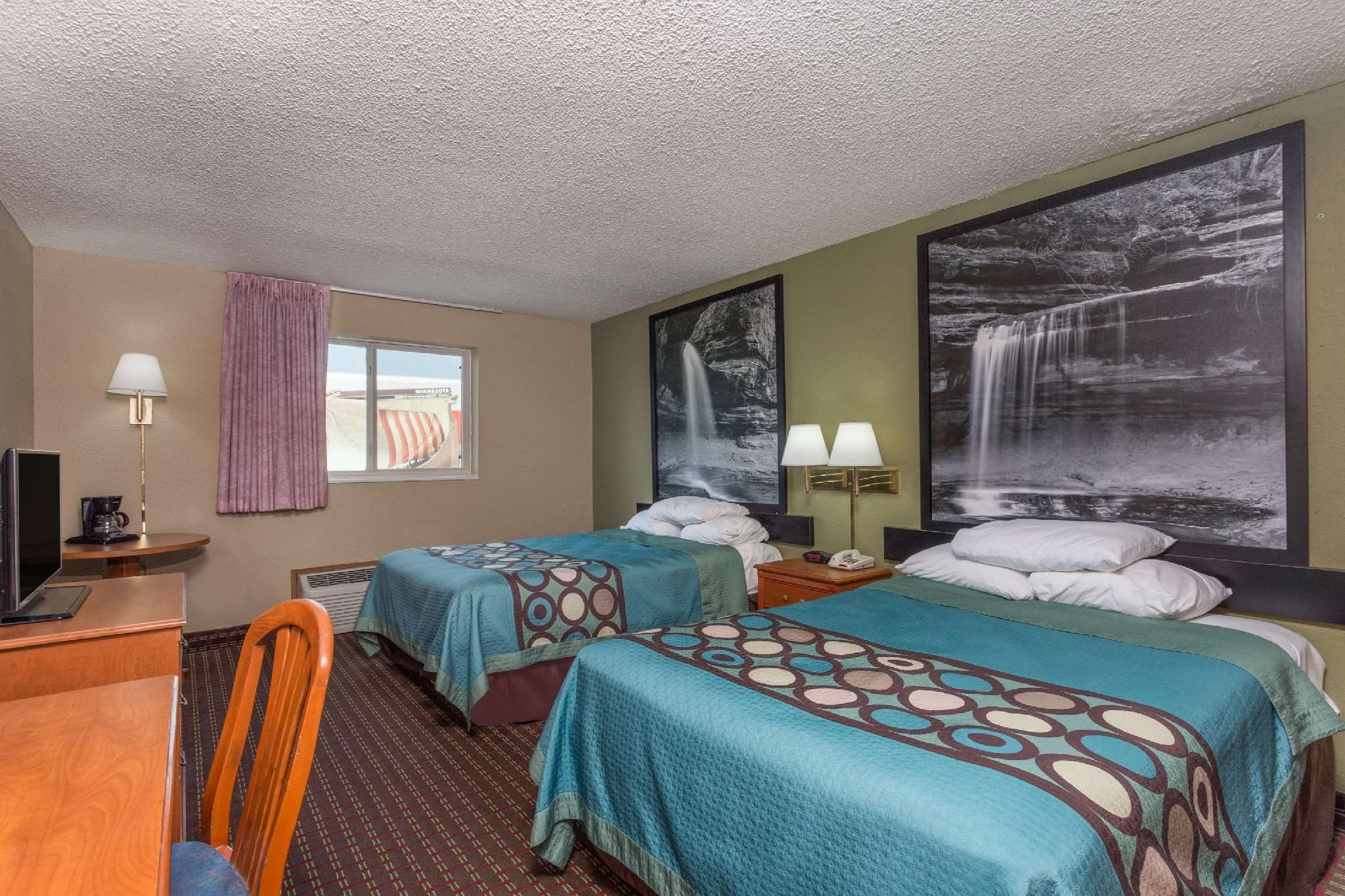 Super 8 by Wyndham Mendota I-39 2 Double Beds Non-Smoking 2
