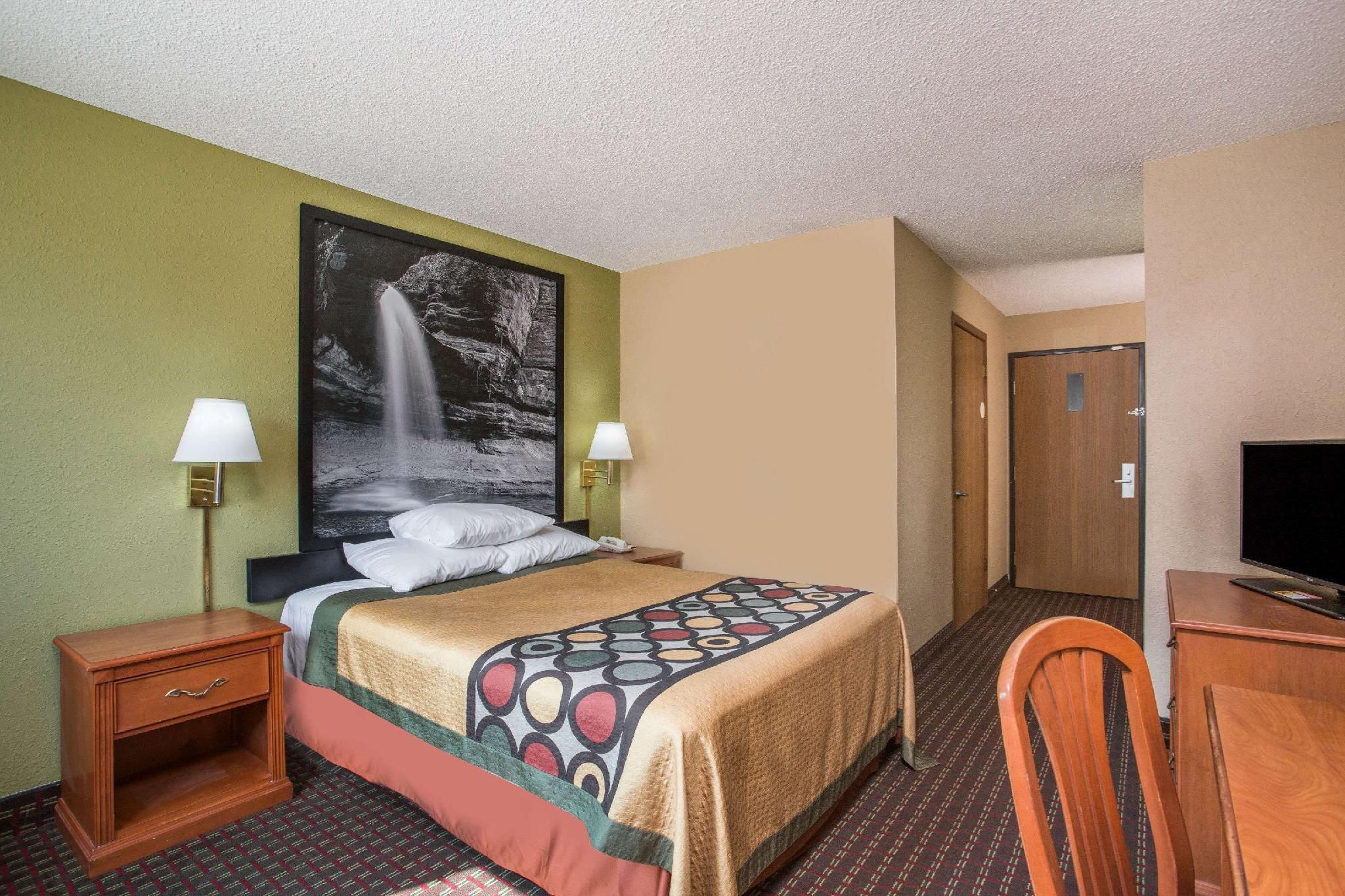 Super 8 by Wyndham Mendota I-39 1 Queen Bed Modility Accessible Room Non-Smoking 2