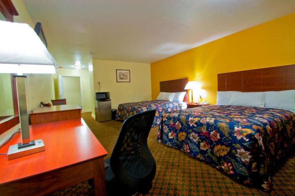 Queen Room with Two Queen Beds - Smoking