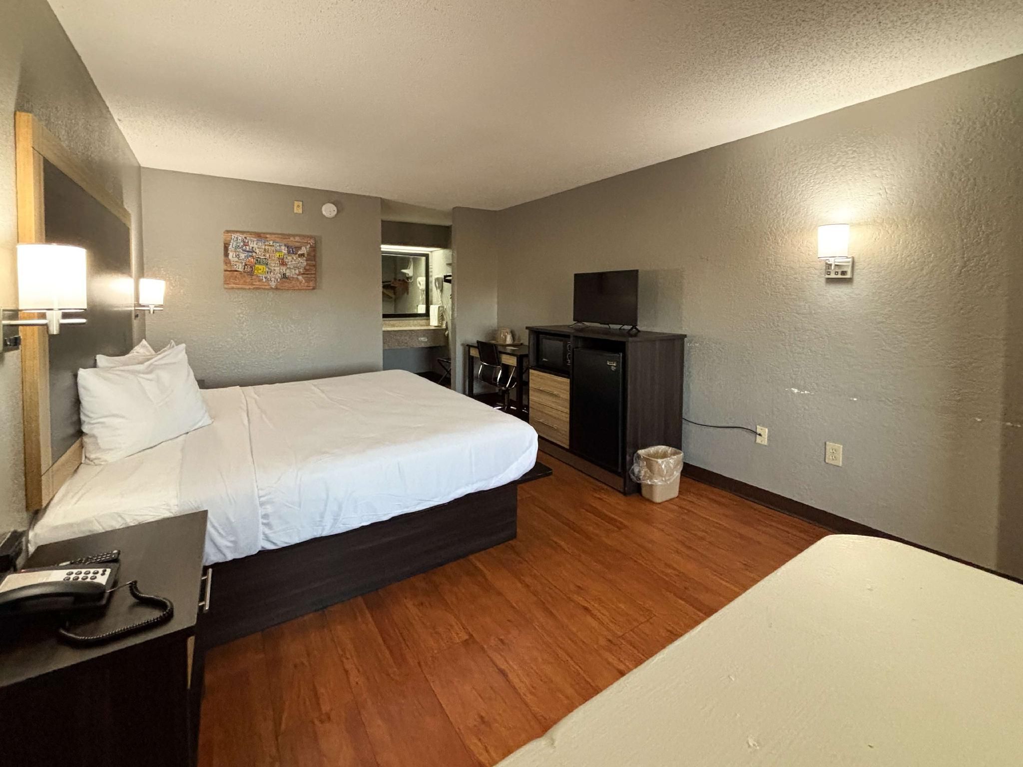 1 King Bed | Mob Acc RI Shwr Nsmk Micfridg