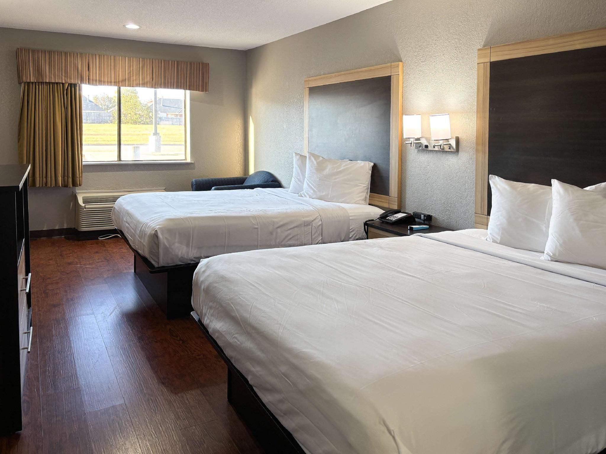 2 Queen Beds | Smoking, Micfridge