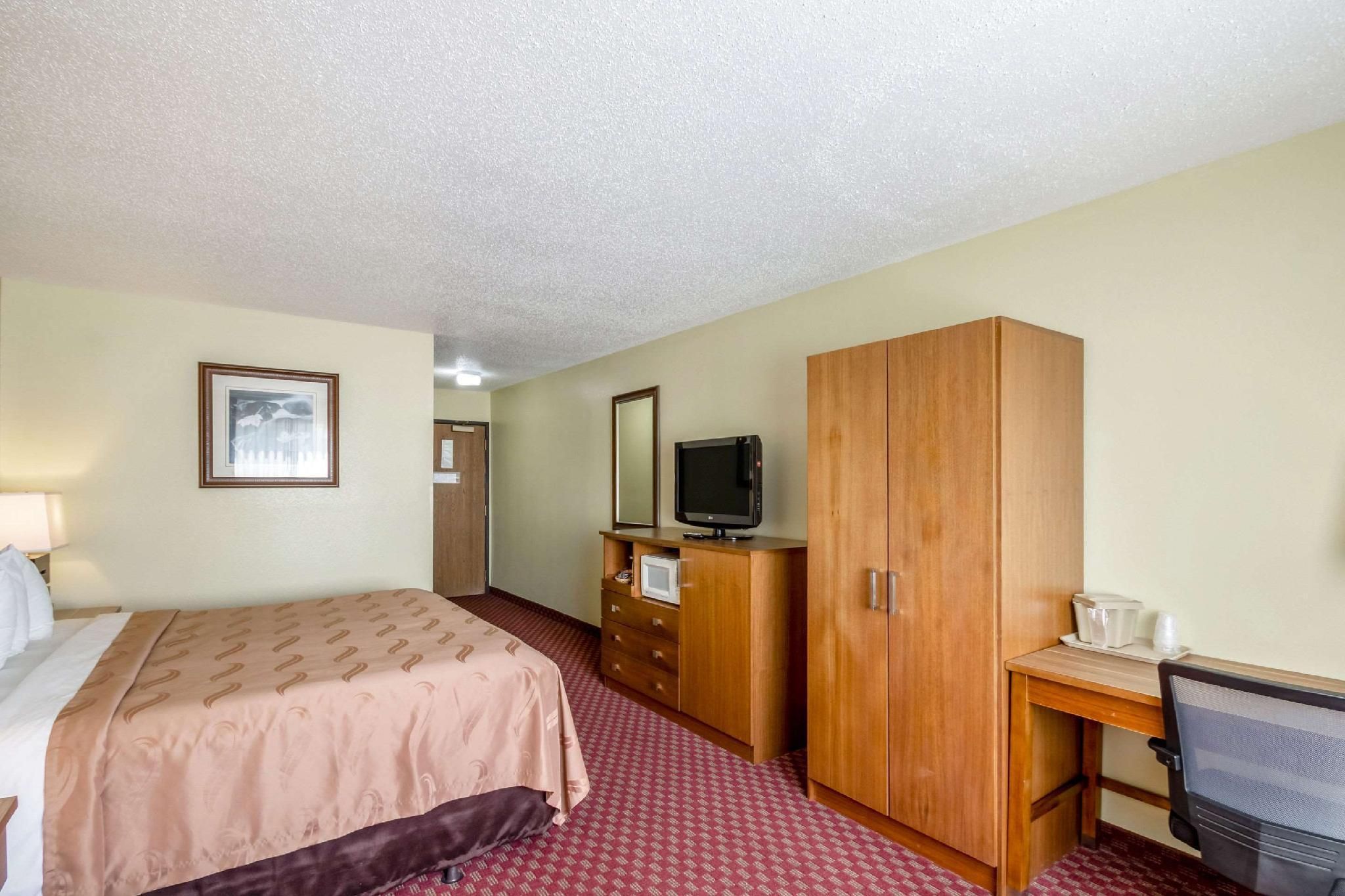1 King Bed, Nonsmoking, Accessible