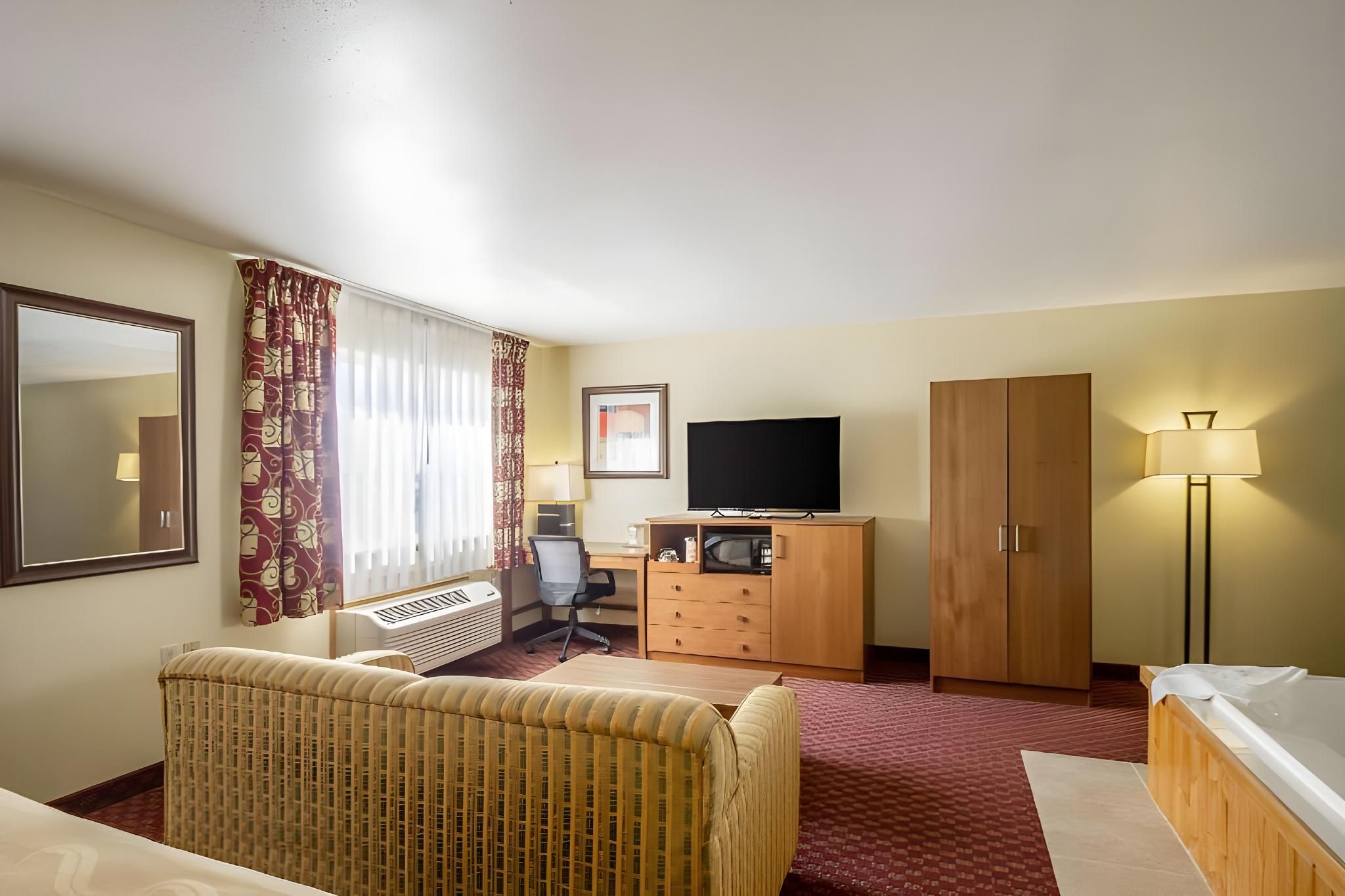 1 King Bed, Suite, Nonsmoking, Accessible