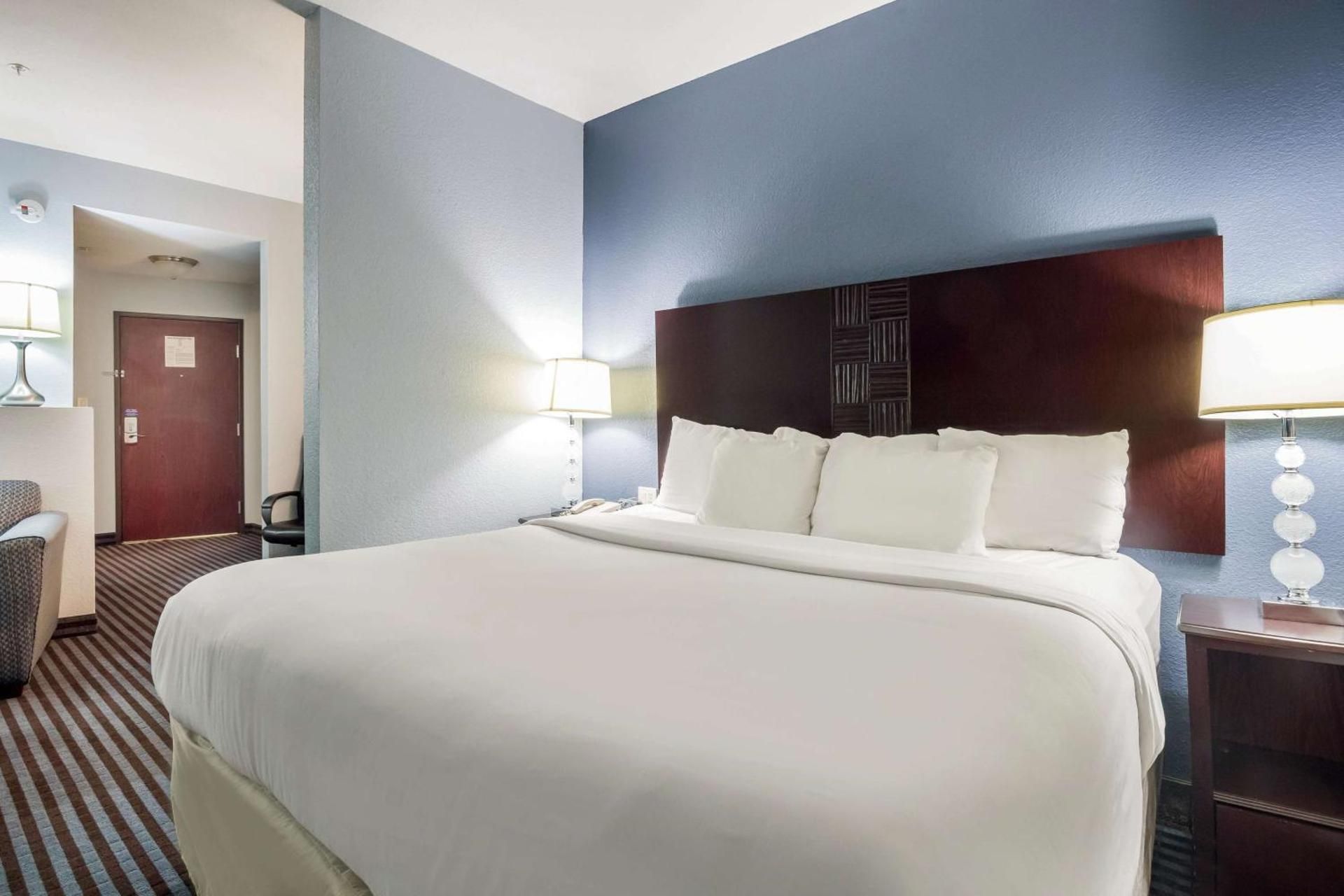 Deluxe King Room - Non-Smoking