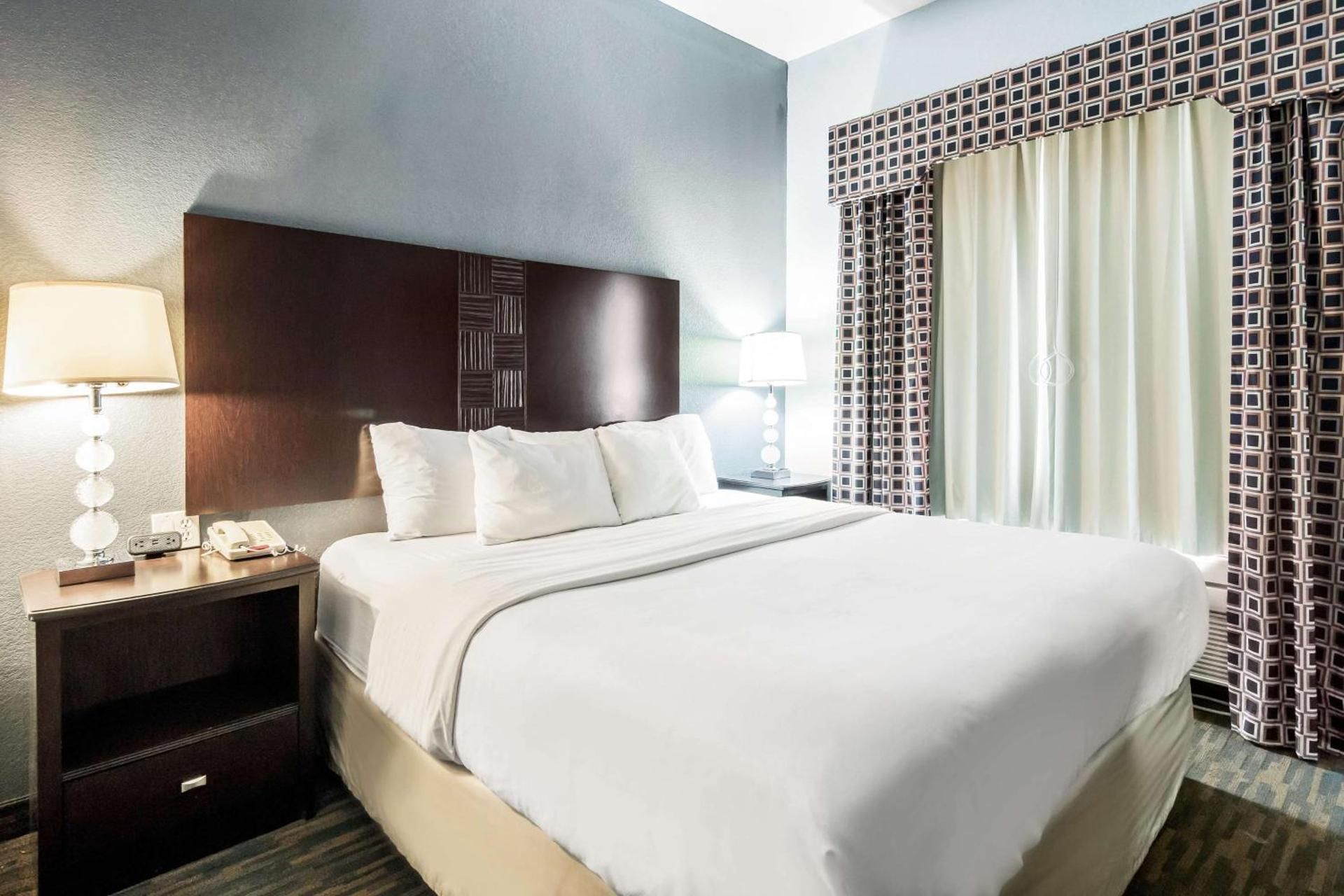 Deluxe King Room - Non-Smoking