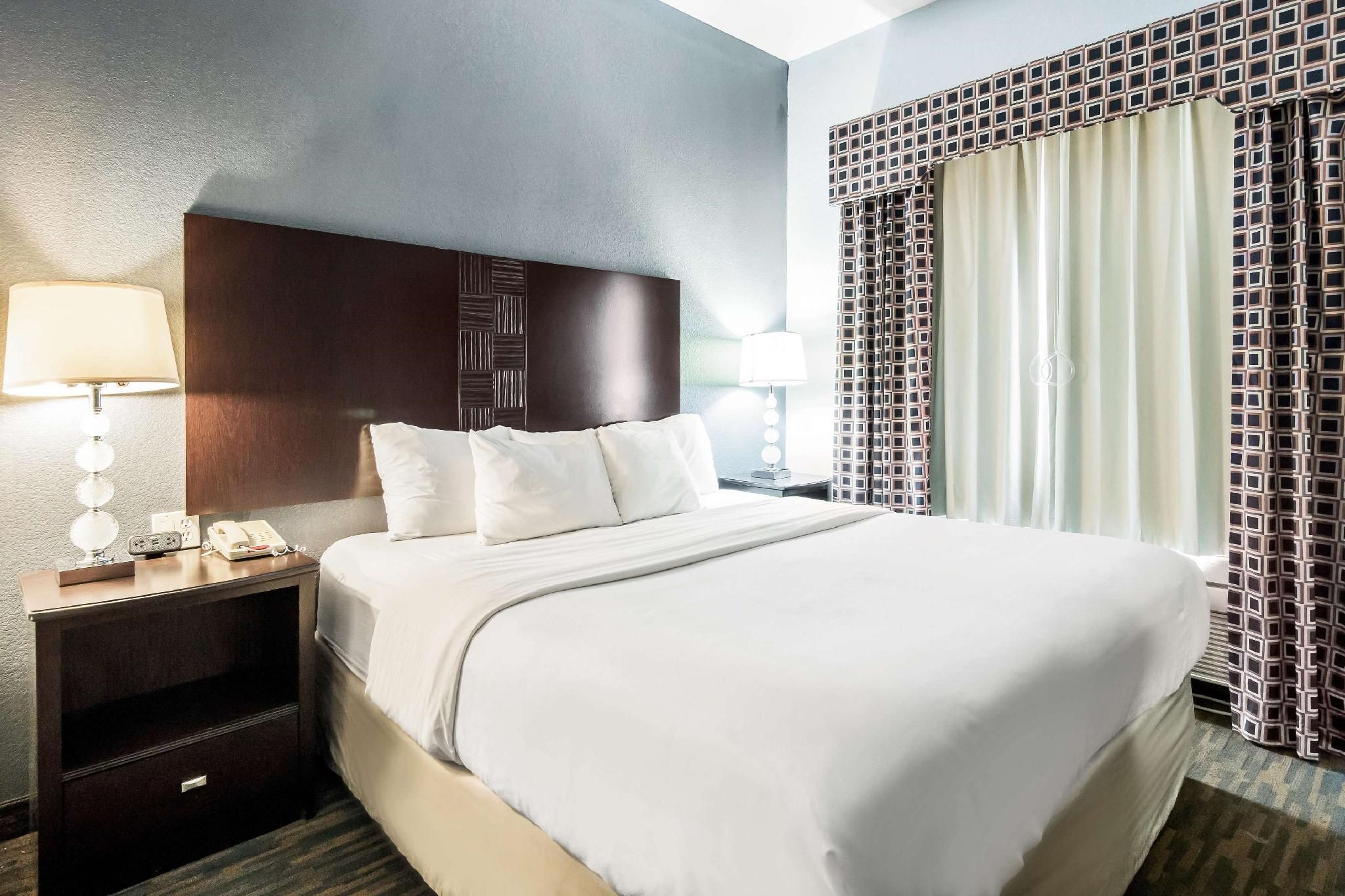 1 King Bed | Mobility Accessible RI Shower Nsmk