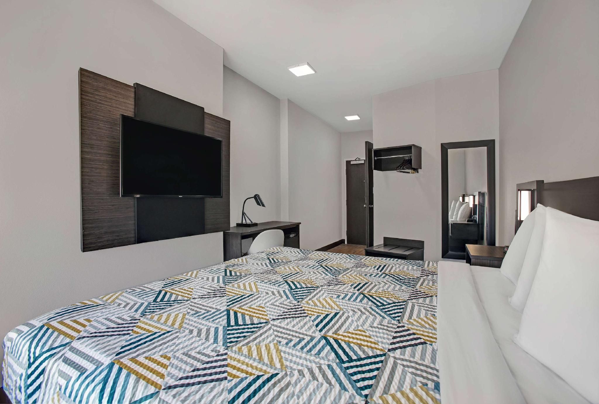 1 King Bed | Mobil Access Tub Nsmk Kitchen