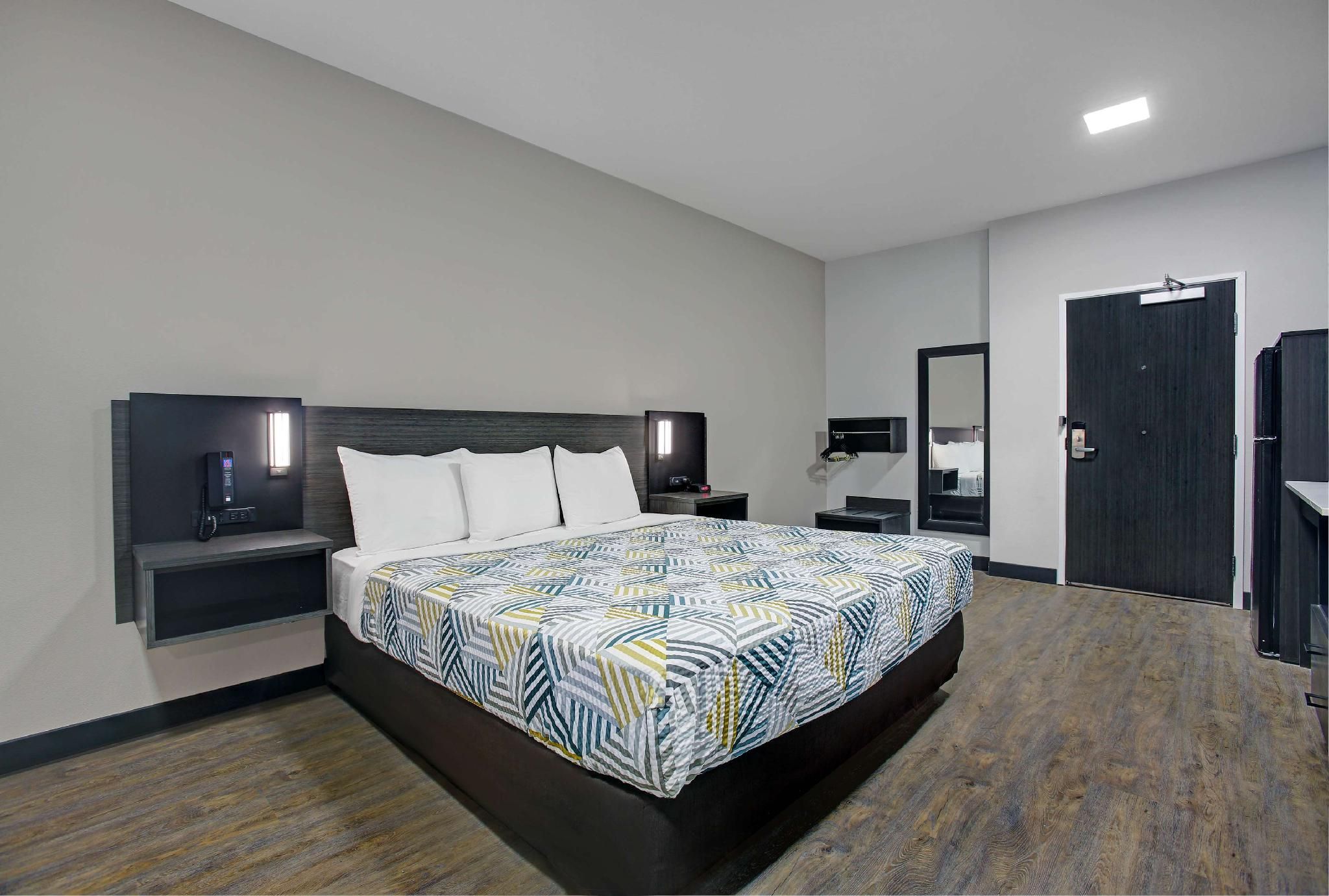 Motel 6 Monahans, TX 1 King Bed | Mobil Acc RI Shwr Nsmk Kitchen