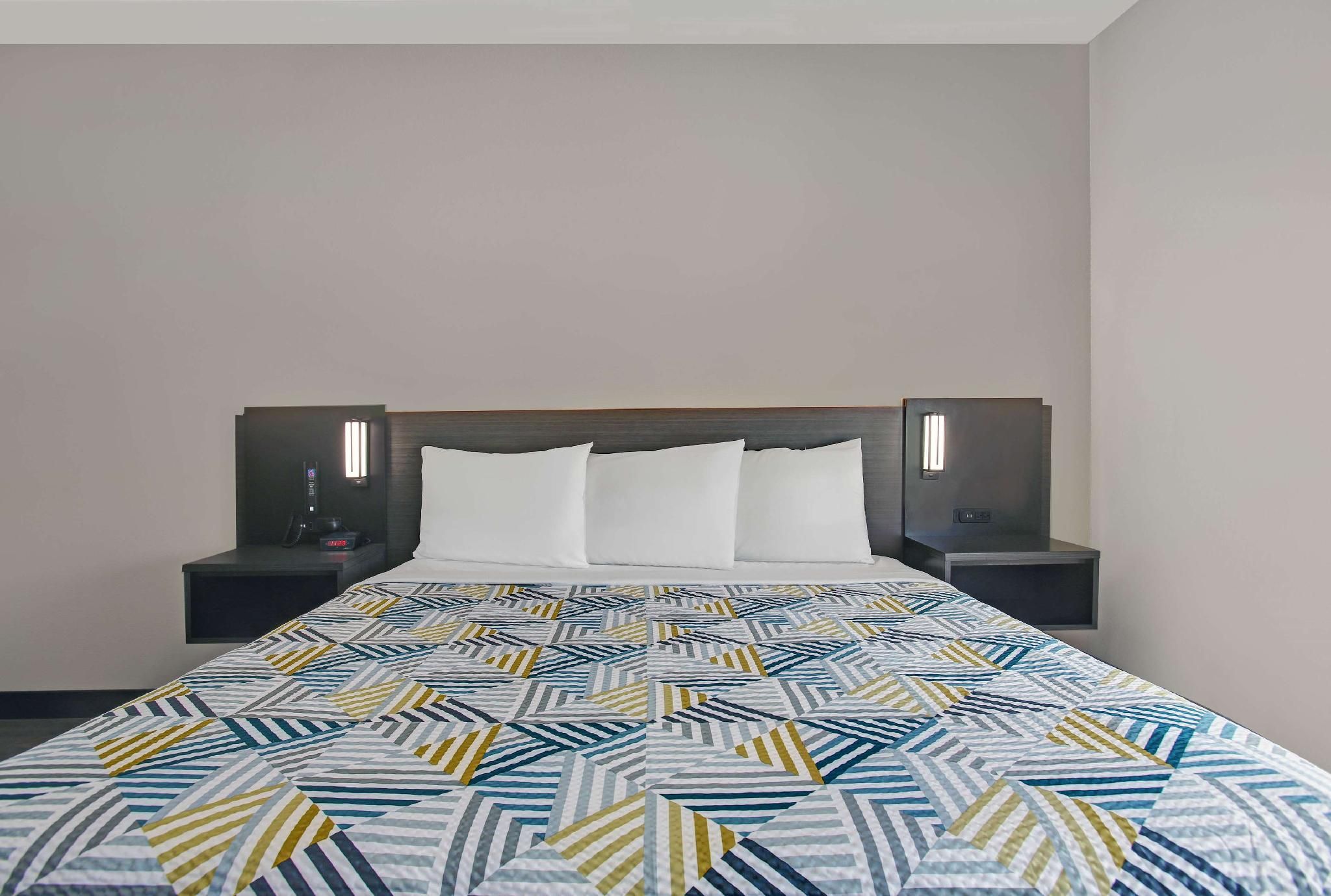 Motel 6 Monahans, TX 1 King Bed | Mobil Acc RI Shwr Nsmk Kitchen 3