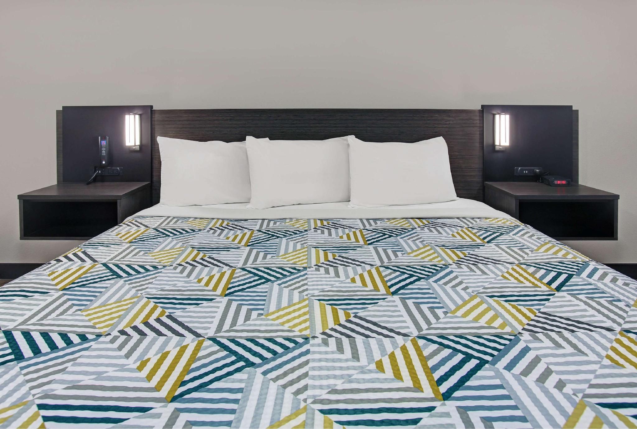 1 King Bed | Mobil Access Tub Nsmk Kitchen