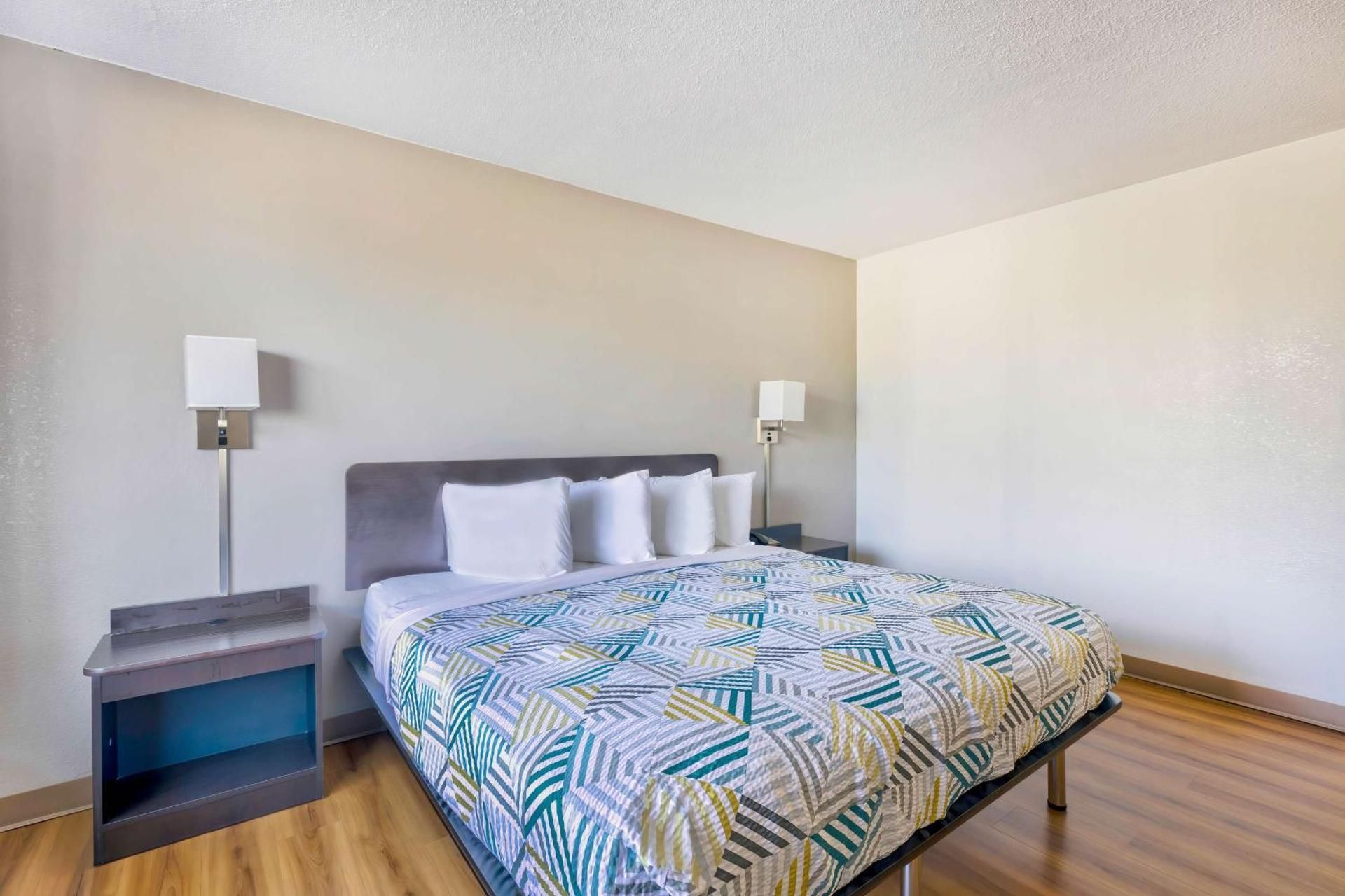 Deluxe Suite - Non-Smoking