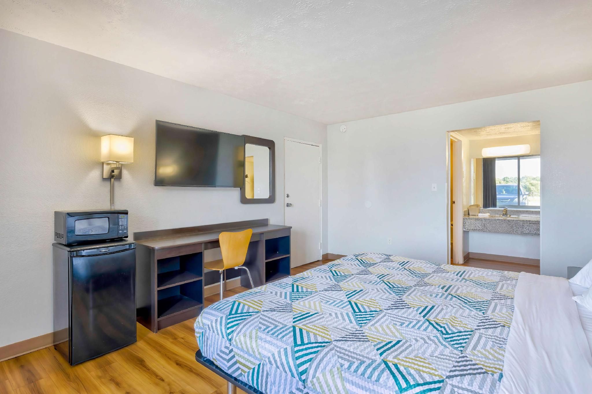 Studio 6  Mount Jackson, VA - Shenandoah 1 King Bed | Mobil Acc RI Shwr Nsmk Kitchen 2
