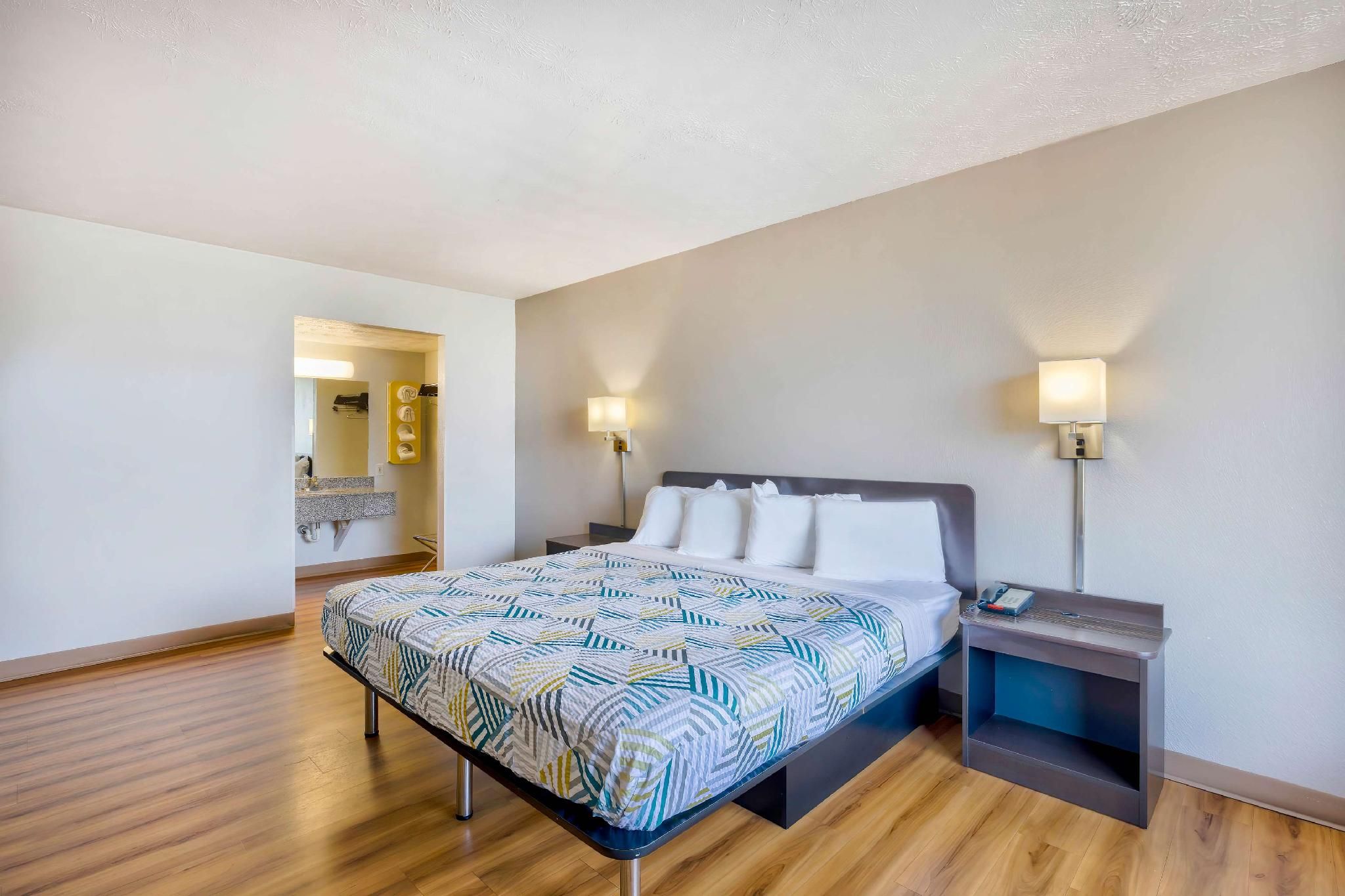 Studio 6  Mount Jackson, VA - Shenandoah 1 King Bed | Mobil Acc RI Shwr Nsmk Kitchen