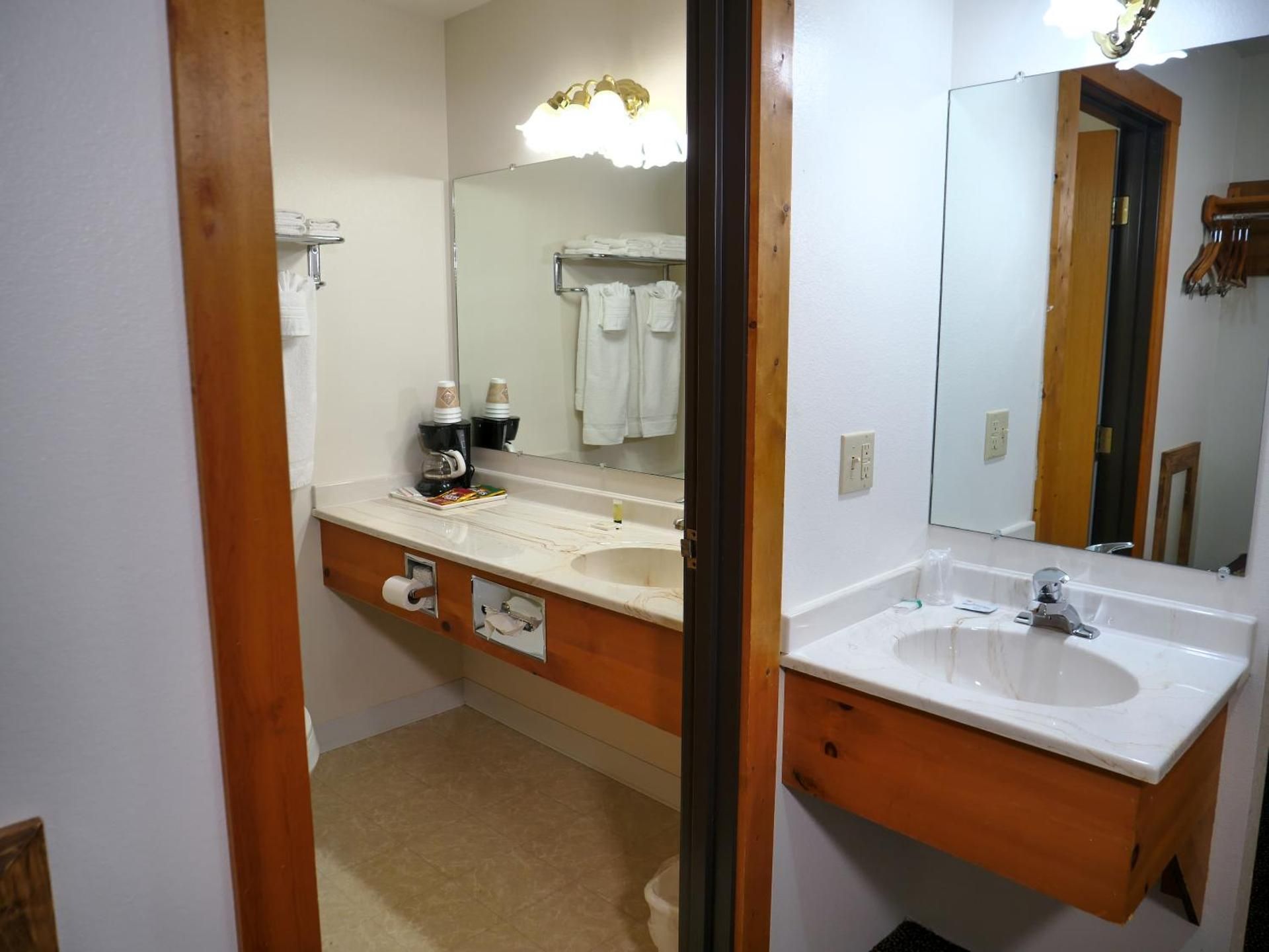 Range Country Lodging Queen Room with Two Queen Beds