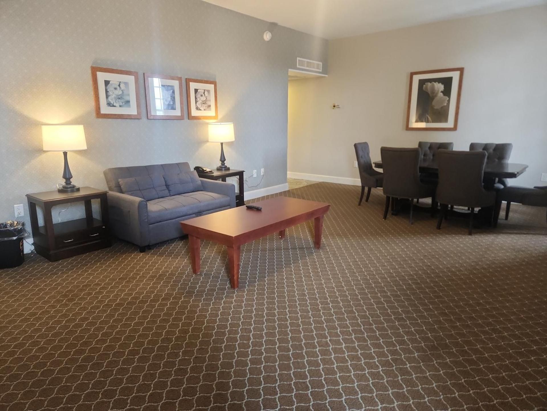 Queen Parlor Suite - Non-Smoking