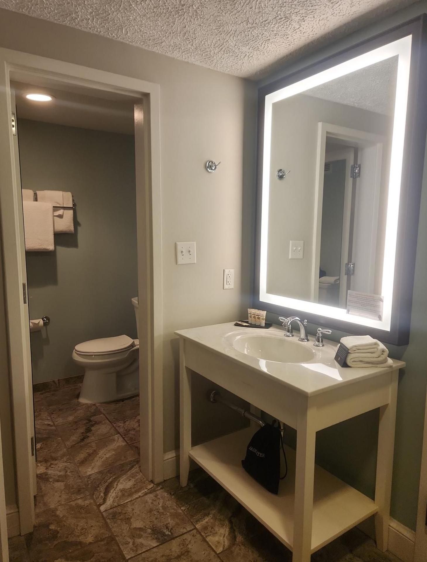 Queen Parlor Suite - Non-Smoking