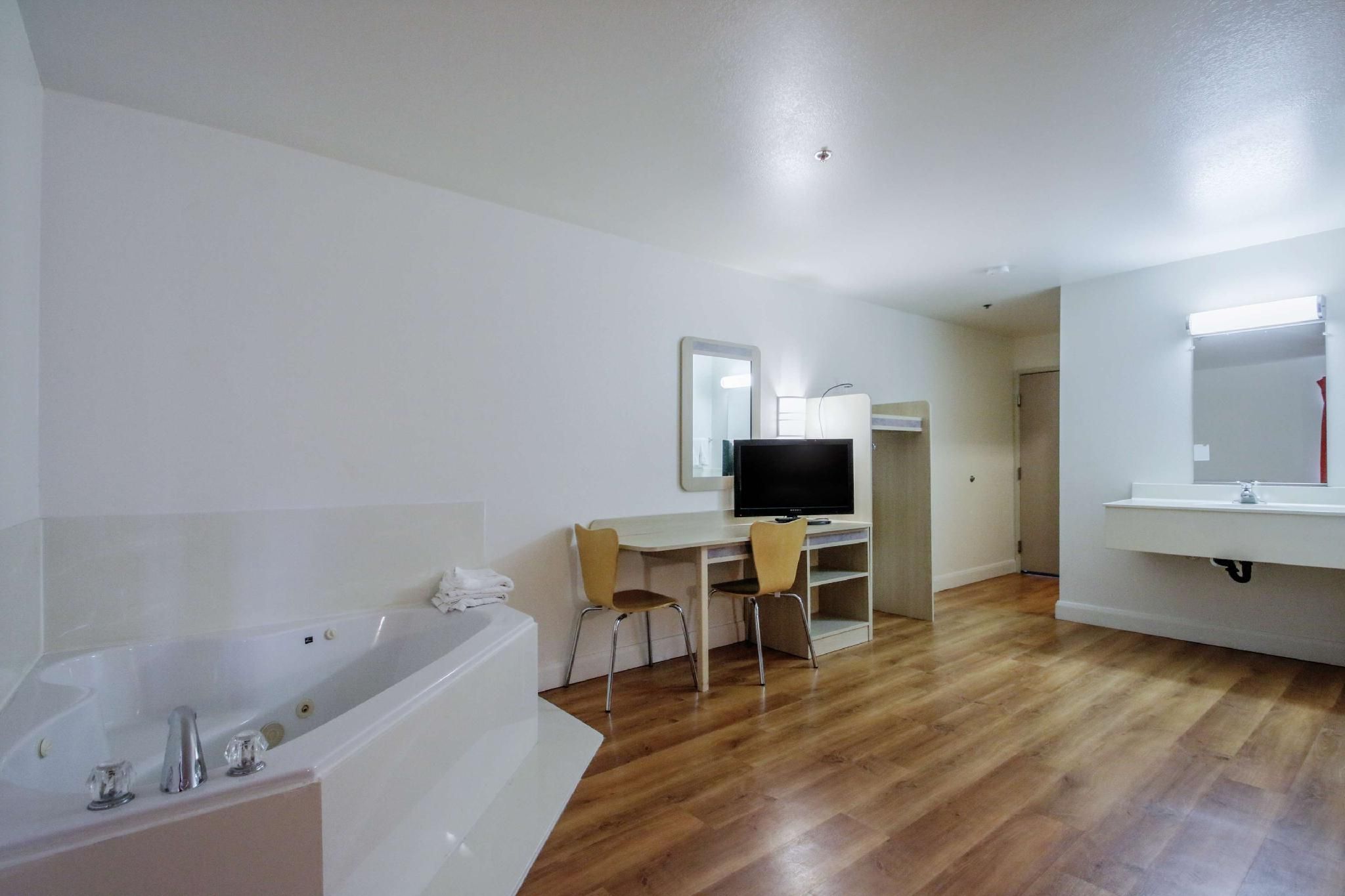 1 Queen Bed | Suite, Non-Smoking, Hot Tub